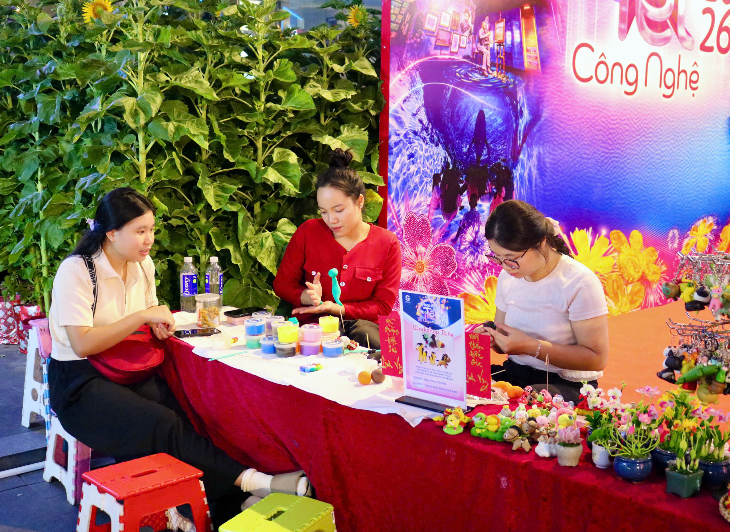 Check-in với chùa Một cột, chùa cầu Hội An tại đường hoa xuân ở TP.HCM - Ảnh 13.