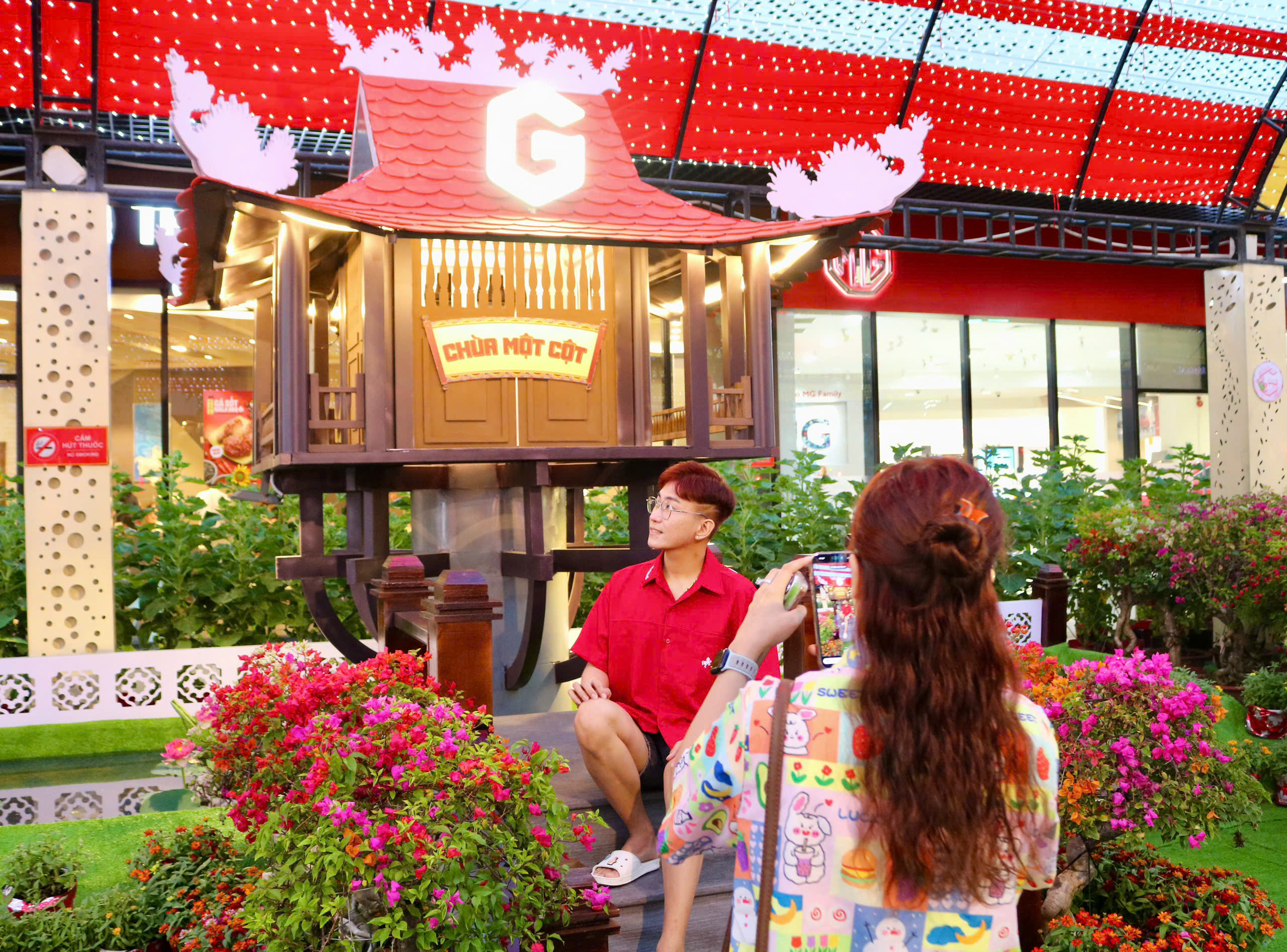 Check-in với chùa Một cột, chùa cầu Hội An tại đường hoa xuân ở TP.HCM - Ảnh 6.