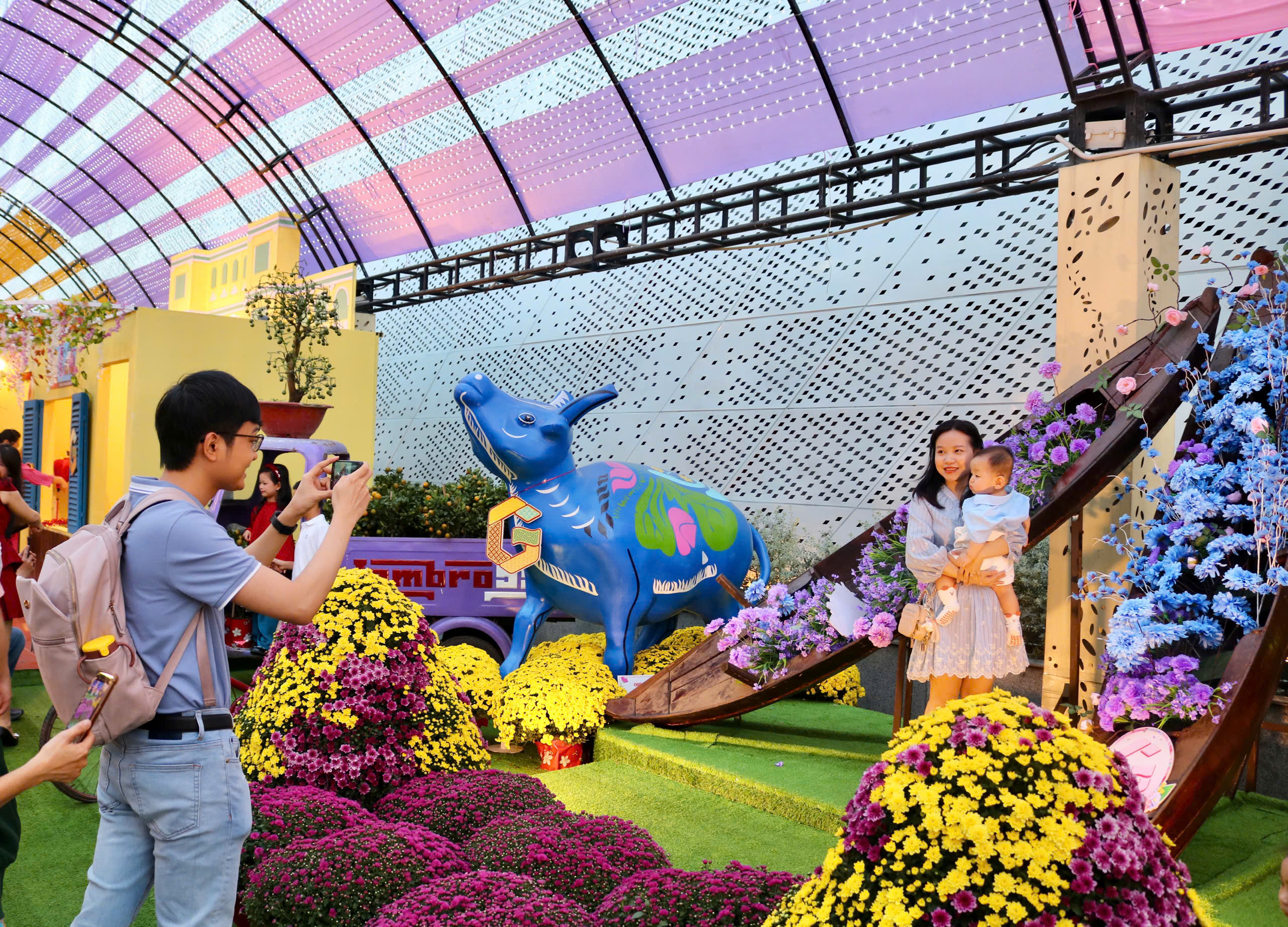 Check-in với chùa Một cột, chùa cầu Hội An tại đường hoa xuân ở TP.HCM - Ảnh 1.