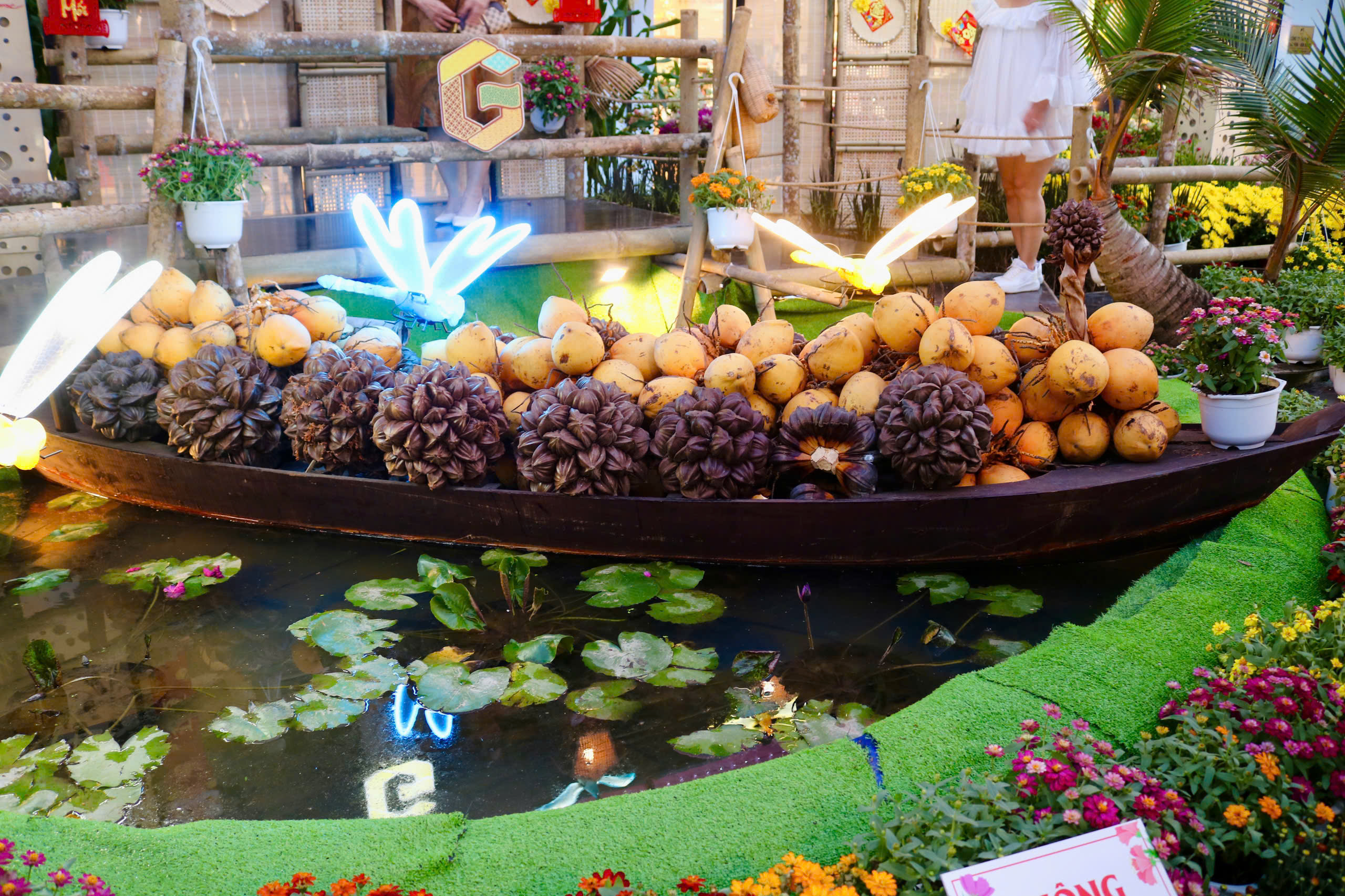 Check-in với chùa Một cột, chùa cầu Hội An tại đường hoa xuân ở TP.HCM - Ảnh 8.