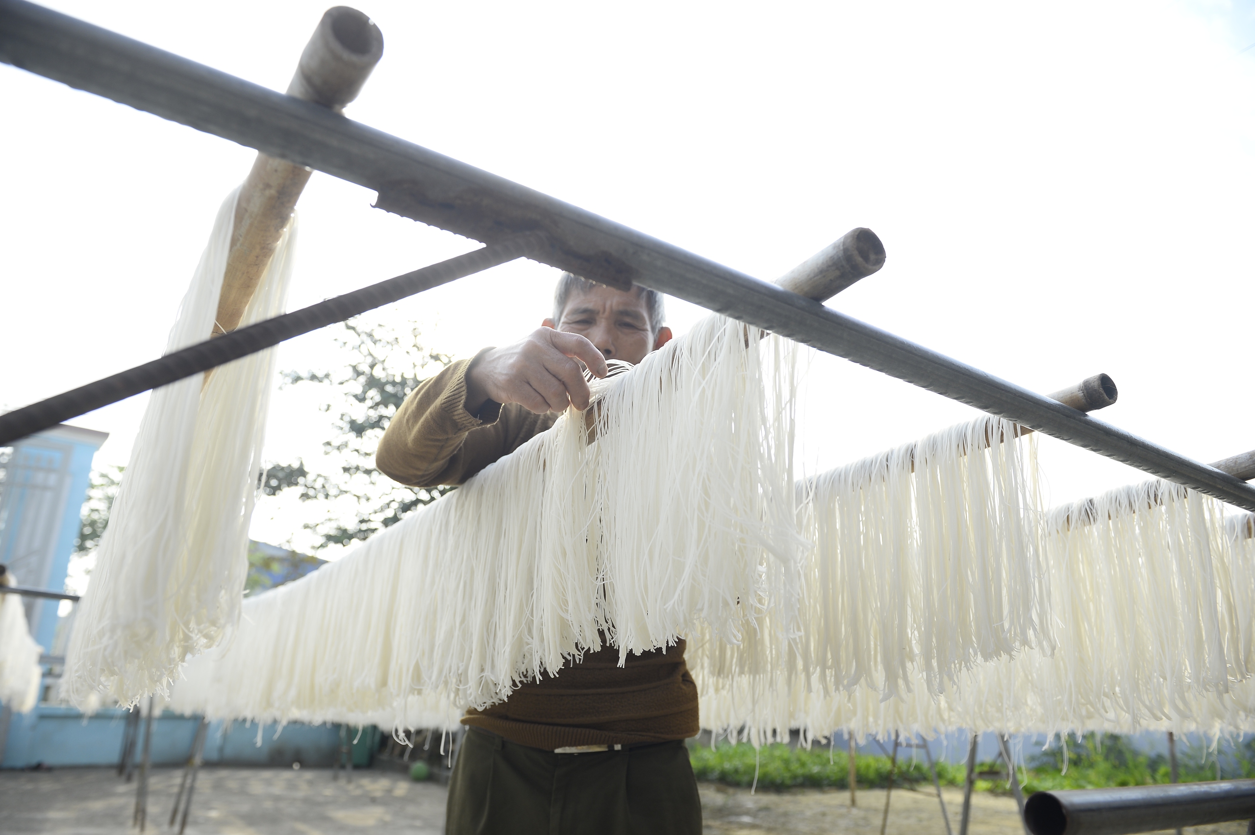 Cuộc sống ấm no, hạnh ph&uacute;c nhờ l&agrave;m miến gạo- Ảnh 9.