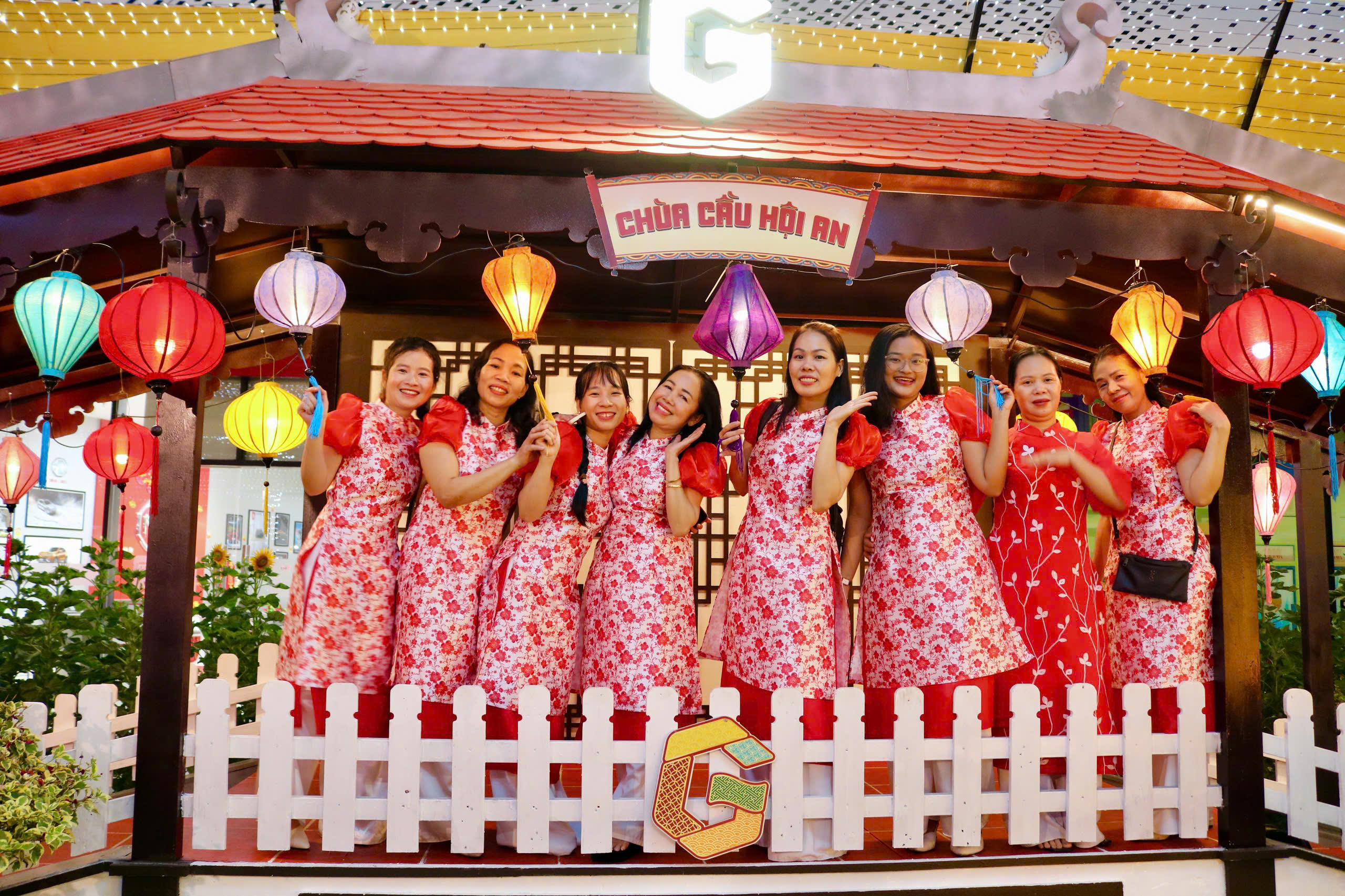 Check-in với chùa Một cột, chùa cầu Hội An tại đường hoa xuân ở TP.HCM - Ảnh 7.