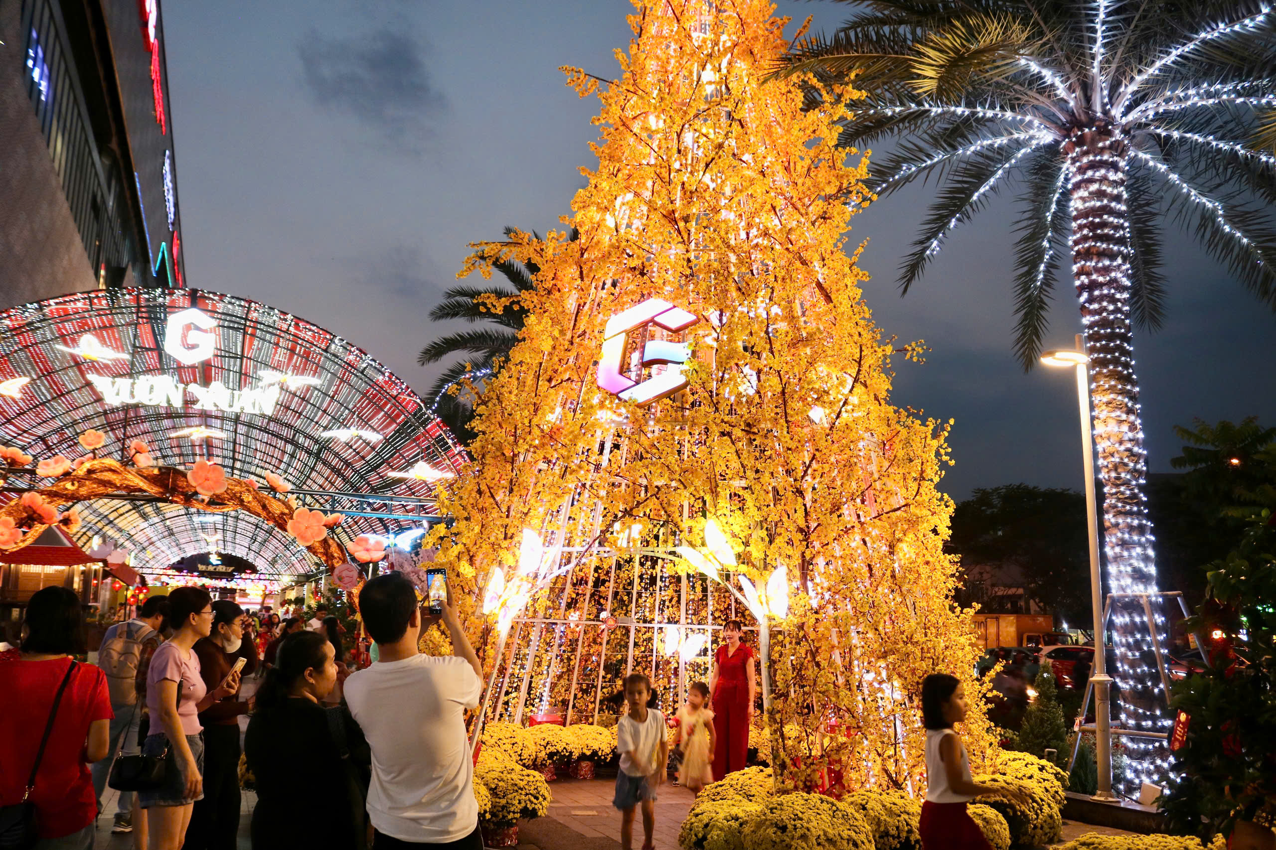 Check-in với chùa Một cột, chùa cầu Hội An tại đường hoa xuân ở TP.HCM - Ảnh 12.