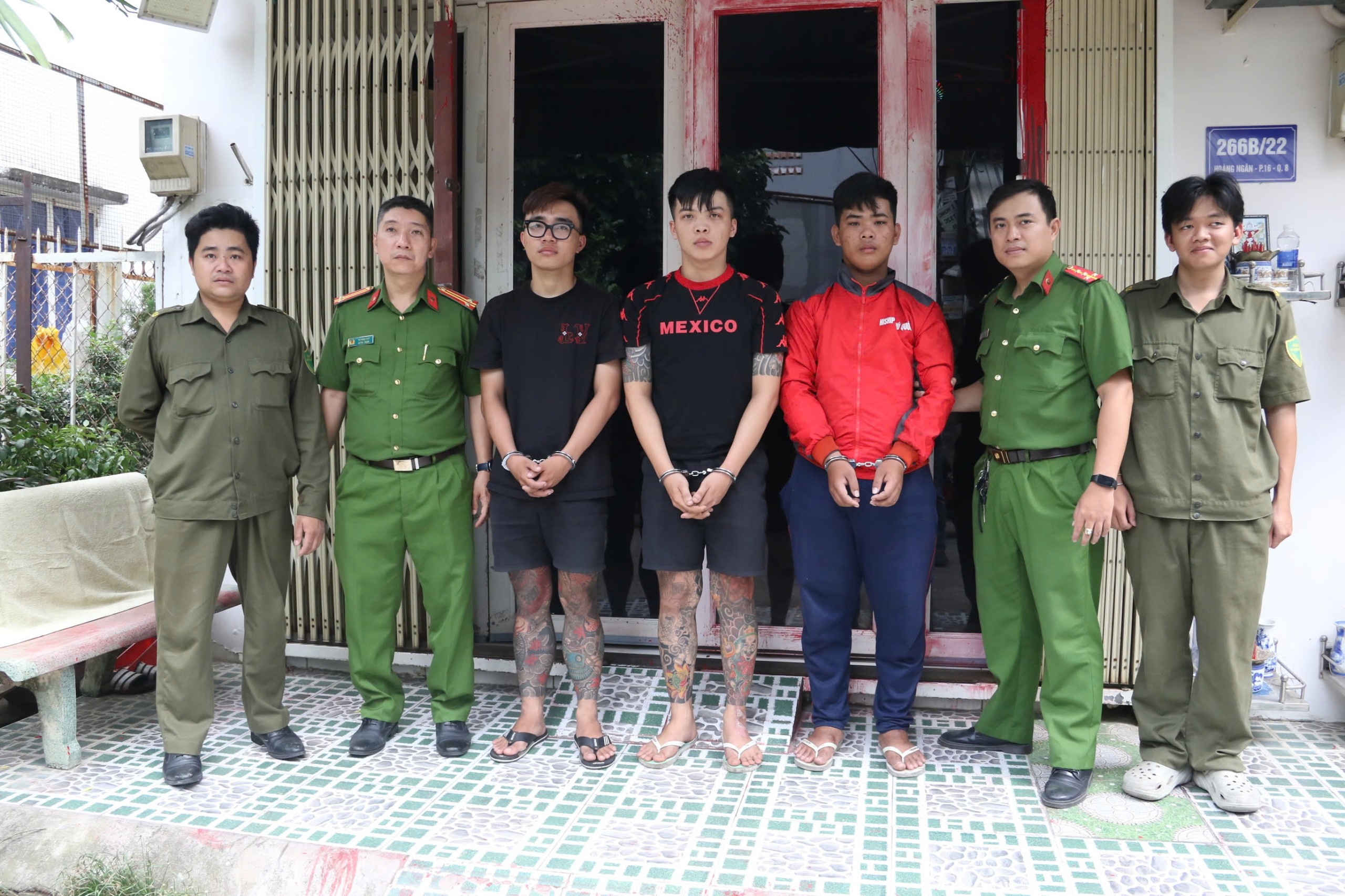 Công an TP.HCM bắt nhóm thanh niên tạt sơn nhà dân để khủng bố đòi nợ- Ảnh 2.