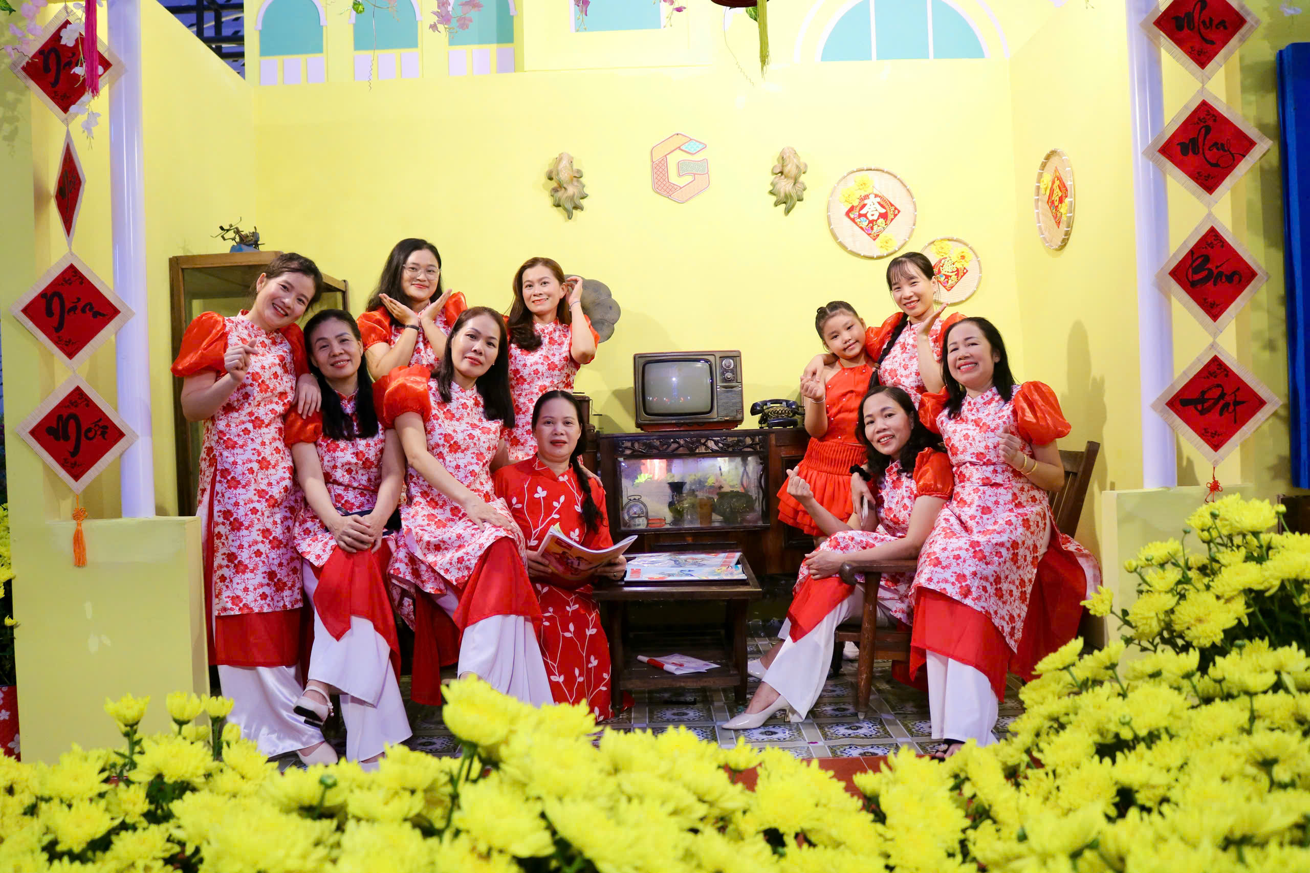 Check-in với chùa Một cột, chùa cầu Hội An tại đường hoa xuân ở TP.HCM - Ảnh 2.