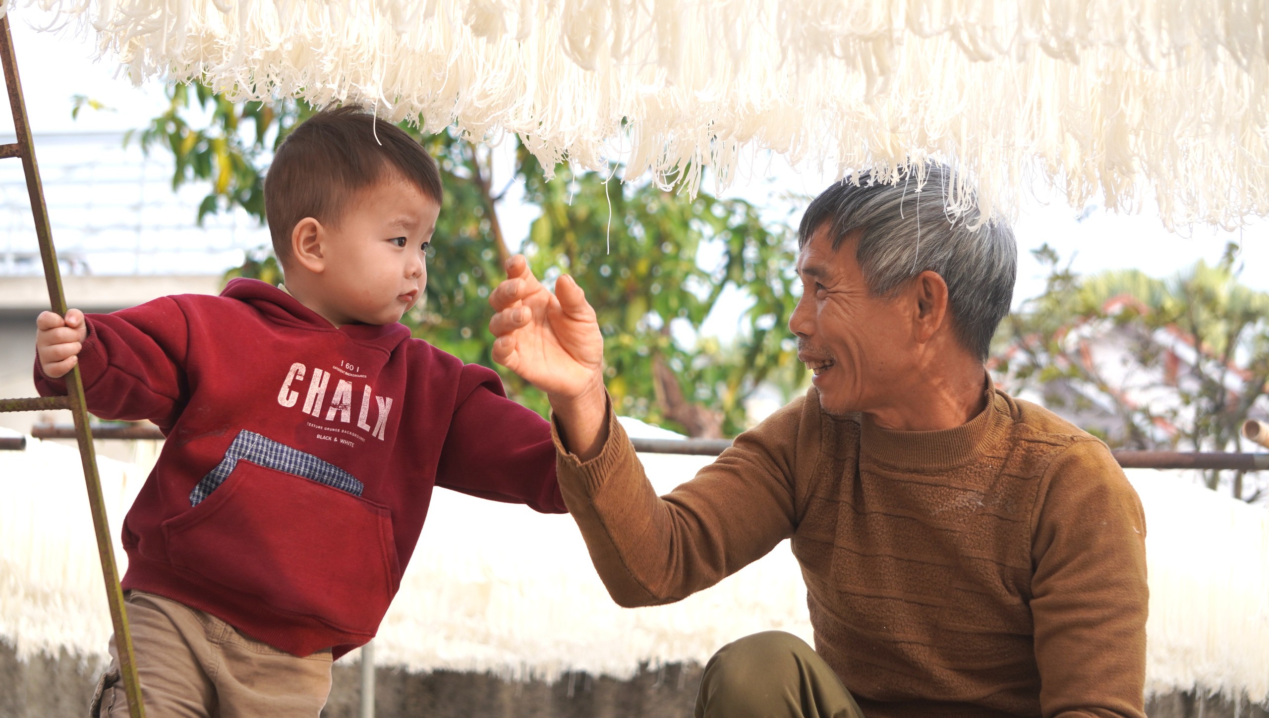 Cuộc sống ấm no, hạnh ph&uacute;c nhờ l&agrave;m miến gạo- Ảnh 6.