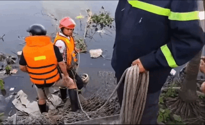 Sập nh&agrave; ven s&ocirc;ng ở TP.HCM, 2 người bị thương- Ảnh 2.