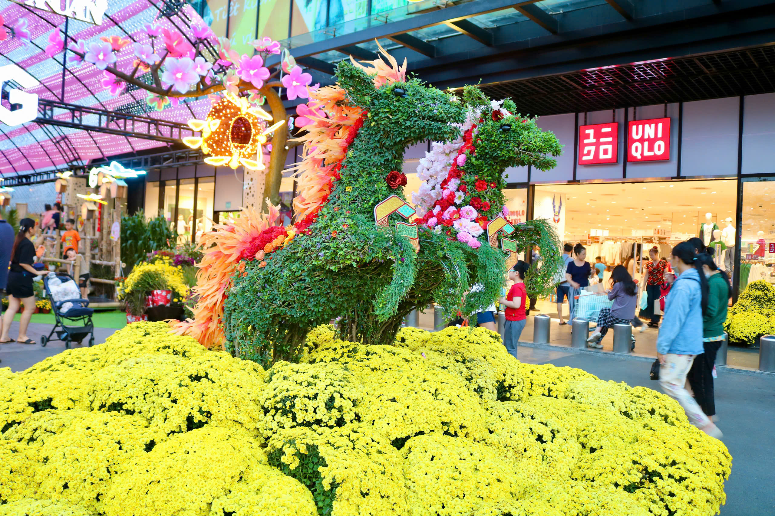 Check-in với chùa Một cột, chùa cầu Hội An tại đường hoa xuân ở TP.HCM - Ảnh 4.