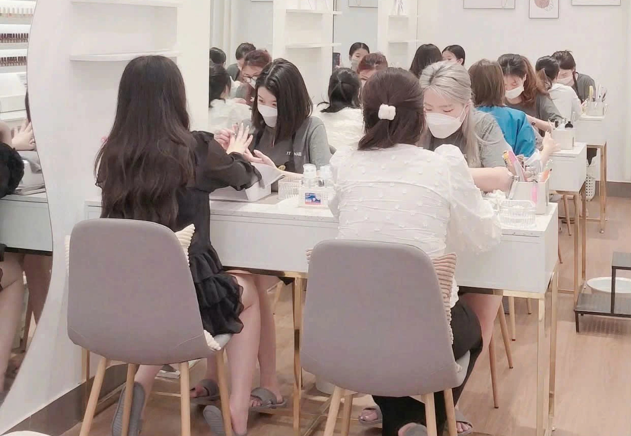 Gần tết, tiệm hớt tóc, tiệm nail... đông từ sáng đến tối, khách phải đặt lịch trước- Ảnh 3.