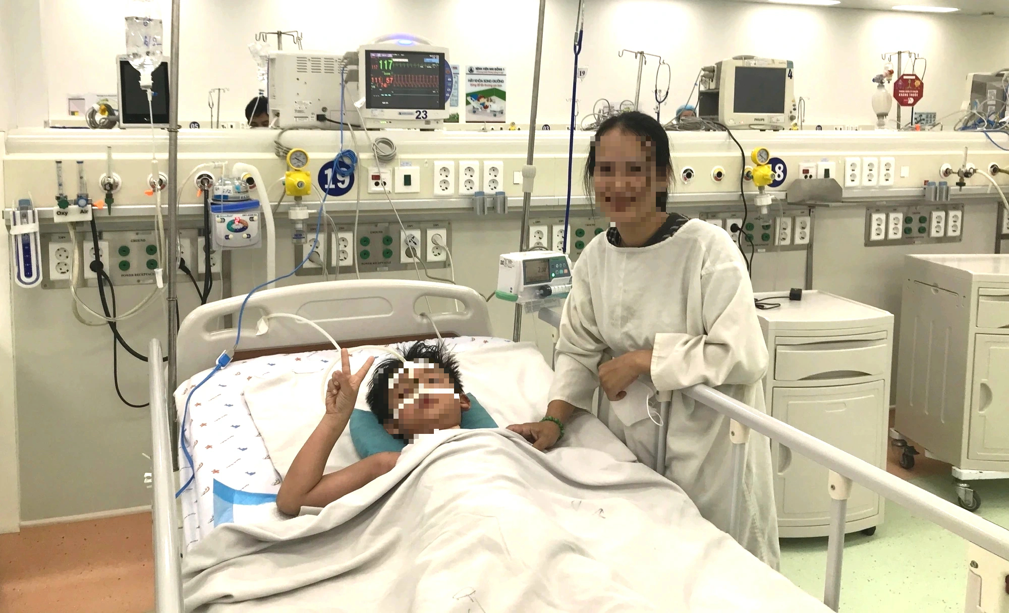 Bác sĩ lao vào cuộc chiến giành giật sự sống cho bé trai đột ngột ngưng tim - Ảnh 2.