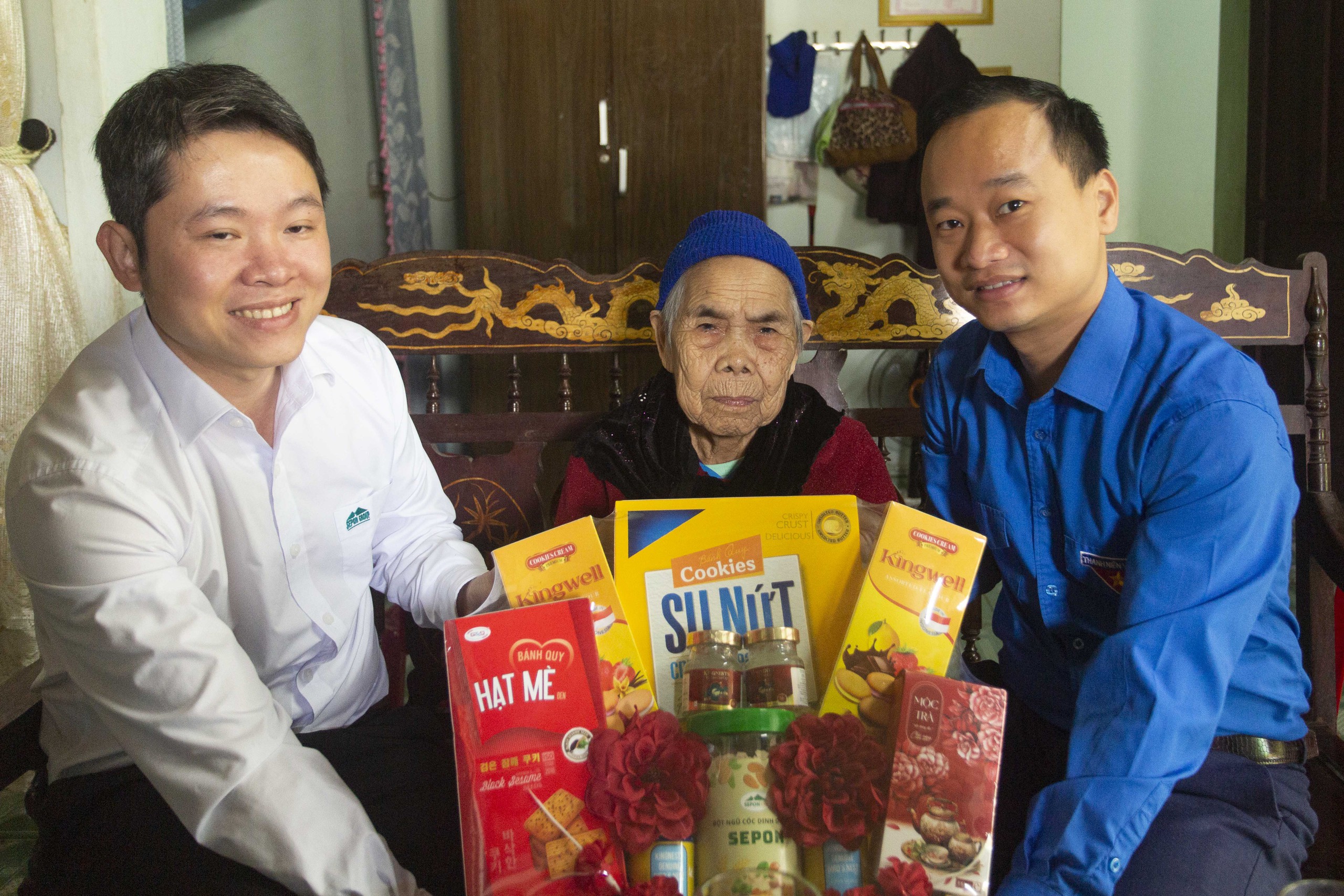 Bữa cơm tất niên ấm cúng với Bà mẹ Việt Nam anh hùng Trần Thị Liền - Ảnh 2.