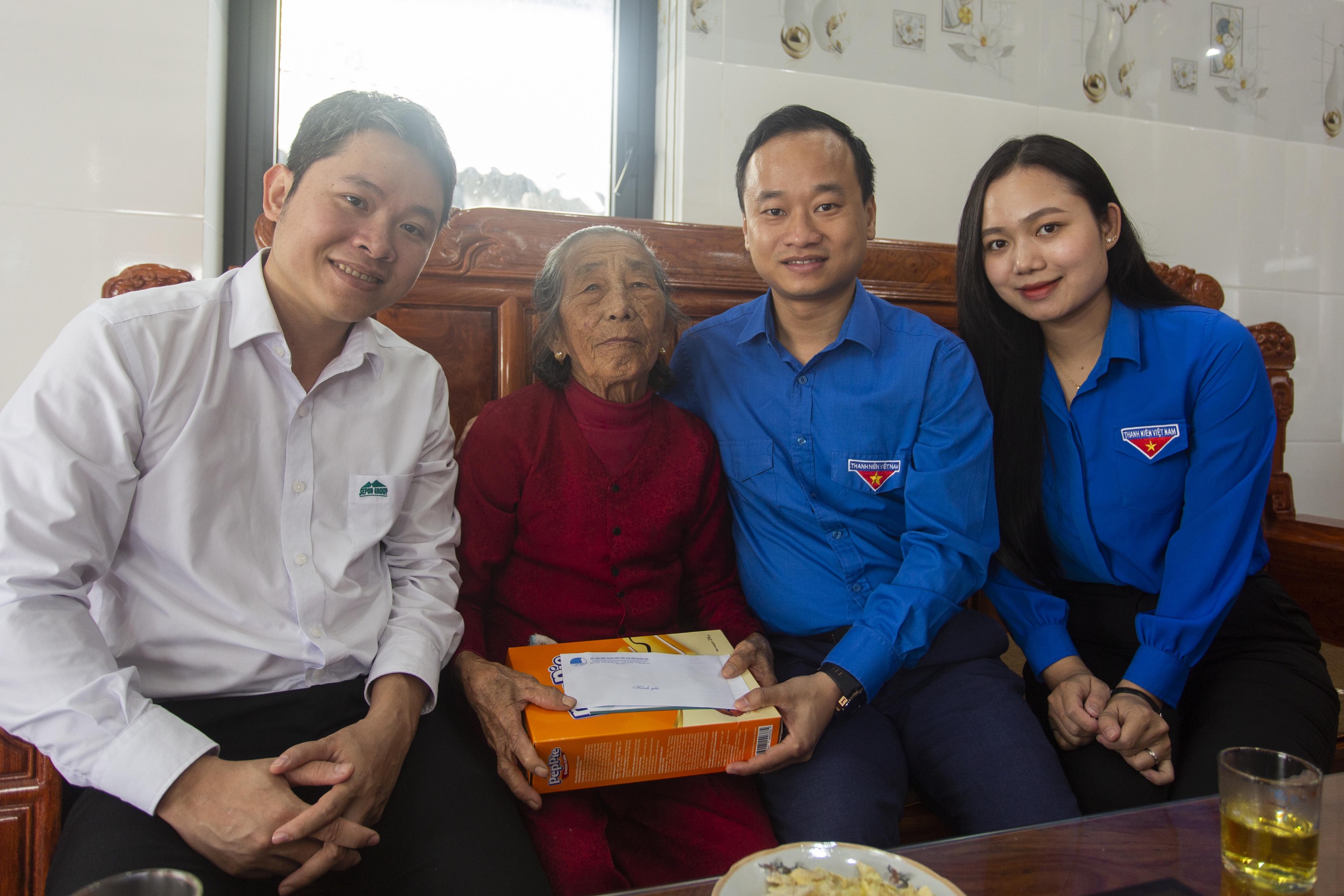 Bữa cơm tất niên ấm cúng với Bà mẹ Việt Nam anh hùng Trần Thị Liền - Ảnh 3.