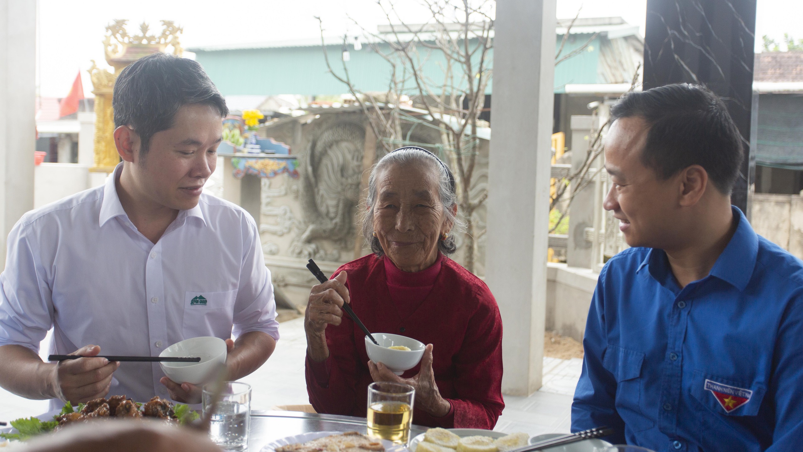 Bữa cơm tất niên ấm cúng với Bà mẹ Việt Nam anh hùng Trần Thị Liền - Ảnh 5.