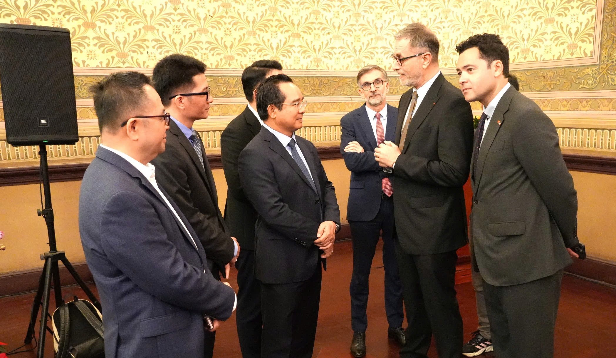 Bí thư và Chủ tịch TP.HCM gặp gỡ cơ quan đại diện nước ngoài- Ảnh 1.