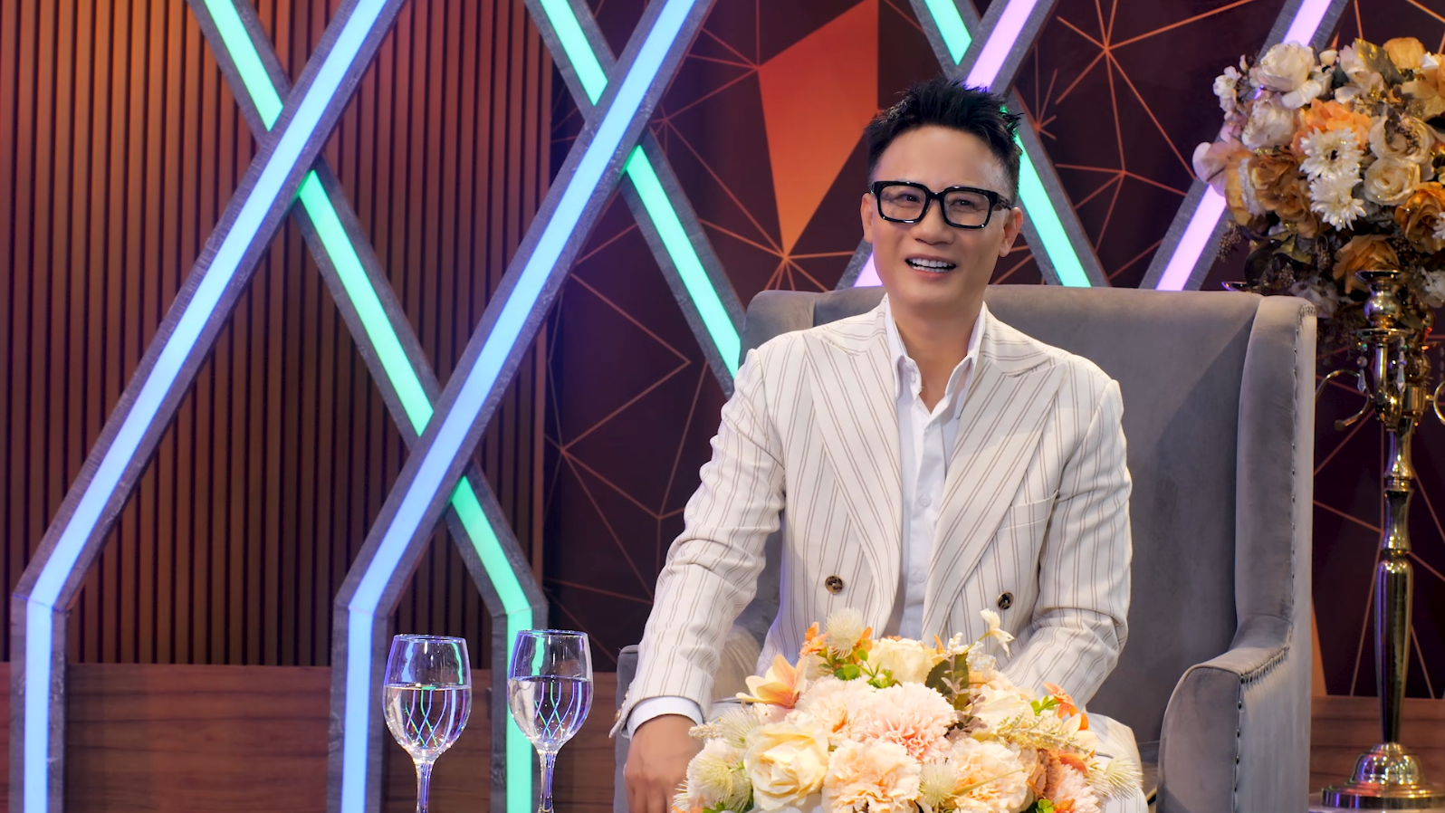 Cuộc sống của ca sĩ Hoàng Bách ở tuổi U.50 - Ảnh 2.