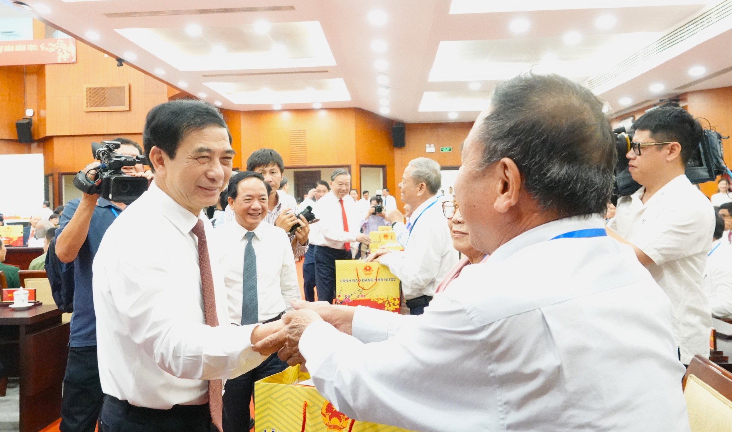 Tổng B&iacute; thư: TP.HCM chăm lo người d&acirc;n kh&ocirc;ng chỉ dịp tết m&agrave; l&agrave;m suốt năm- Ảnh 5.