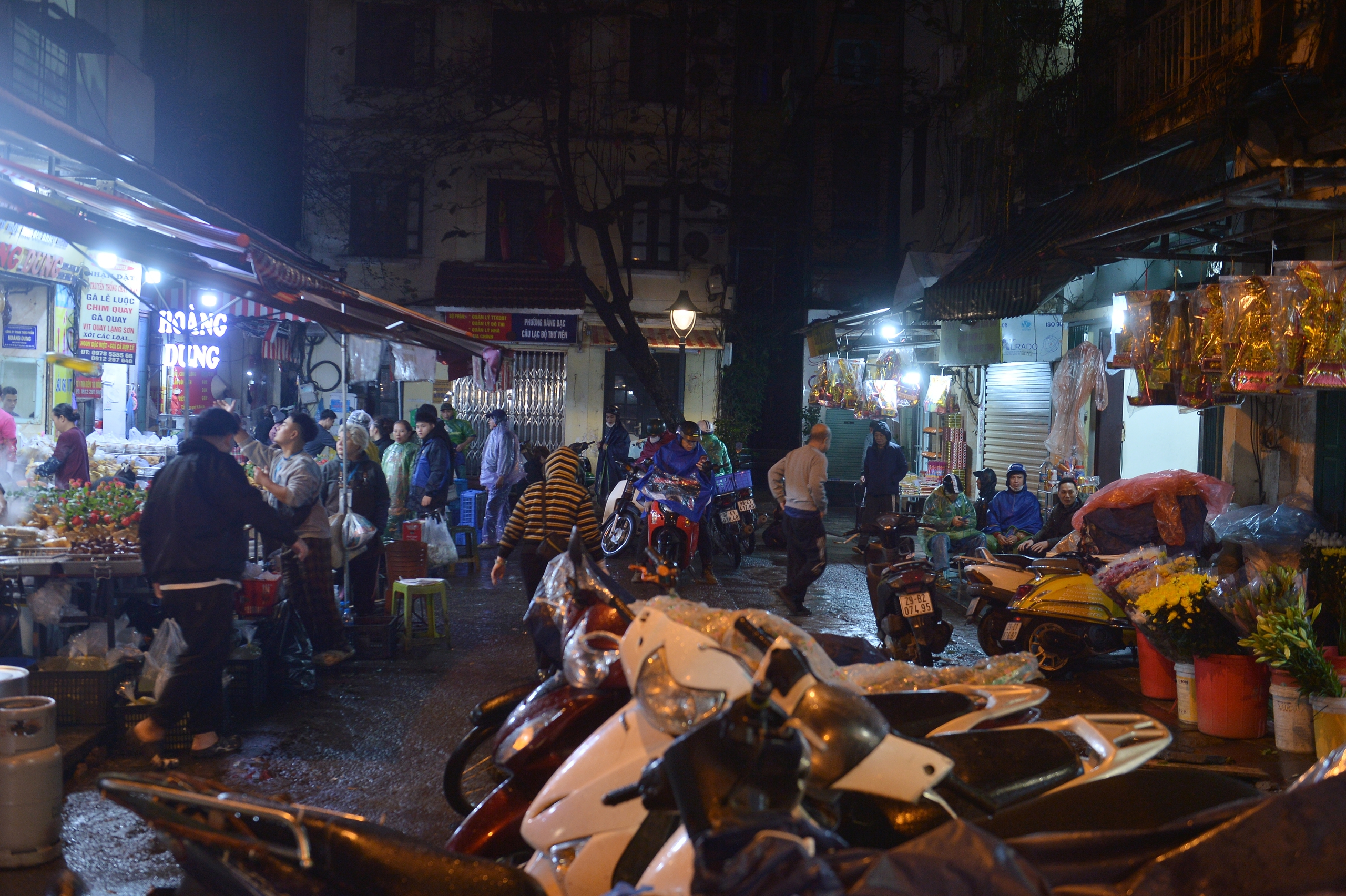 G&agrave; c&aacute;nh ti&ecirc;n gi&aacute; nửa triệu tại chợ 'nh&agrave; gi&agrave;u' ch&aacute;y h&agrave;ng dịp &ocirc;ng C&ocirc;ng, &ocirc;ng T&aacute;o- Ảnh 1.