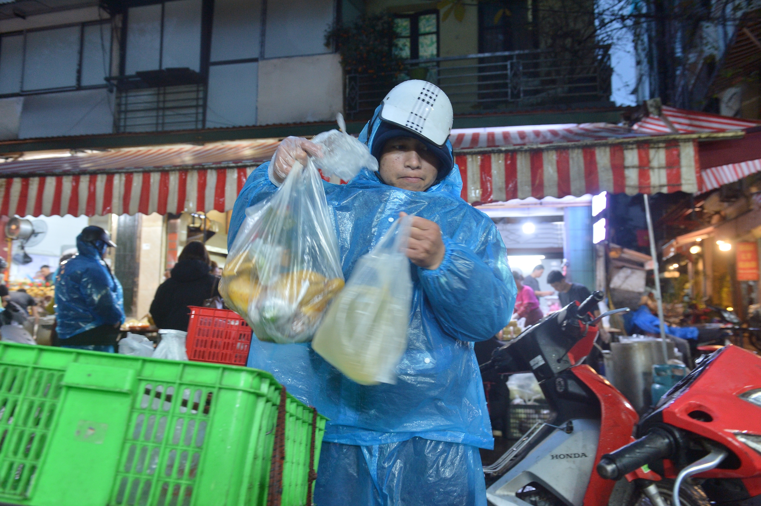 G&agrave; c&aacute;nh ti&ecirc;n gi&aacute; nửa triệu tại chợ 'nh&agrave; gi&agrave;u' ch&aacute;y h&agrave;ng dịp &ocirc;ng C&ocirc;ng, &ocirc;ng T&aacute;o- Ảnh 7.