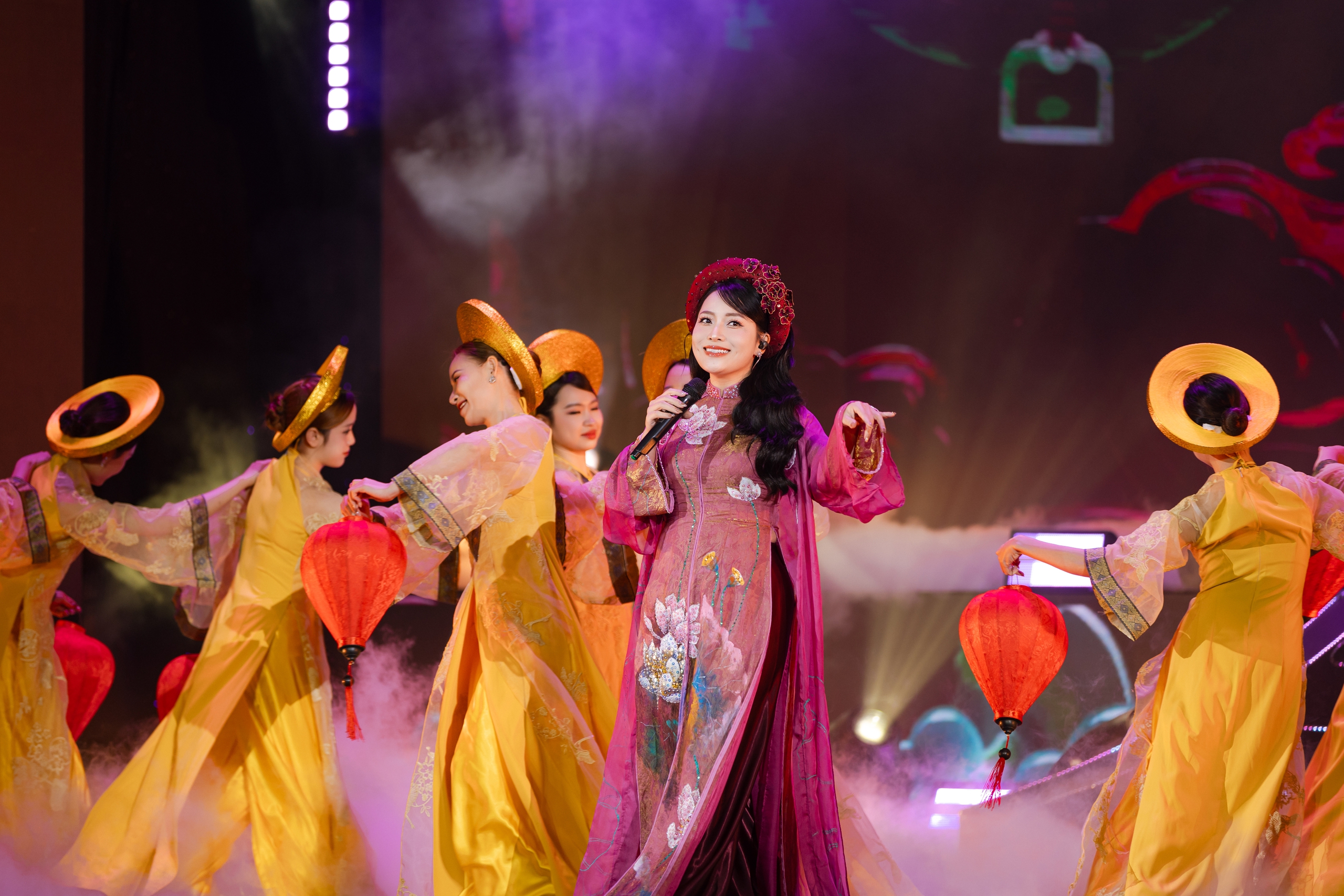 NSƯT Như Huỳnh, Võ Hạ Trâm gây xúc động trong chương trình nghệ thuật 'Xuân quê hương'- Ảnh 3.