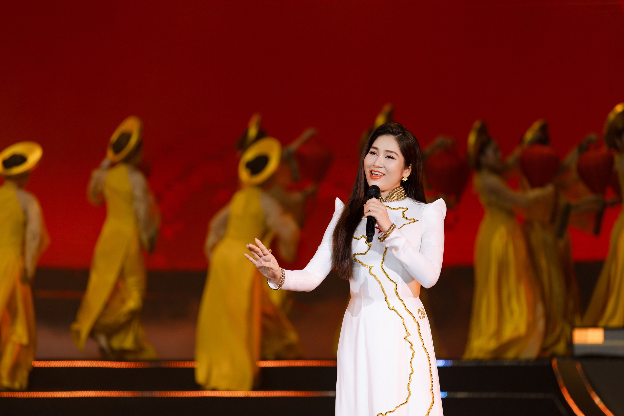 NSƯT Như Huỳnh, Võ Hạ Trâm gây xúc động trong chương trình nghệ thuật 'Xuân quê hương'- Ảnh 4.