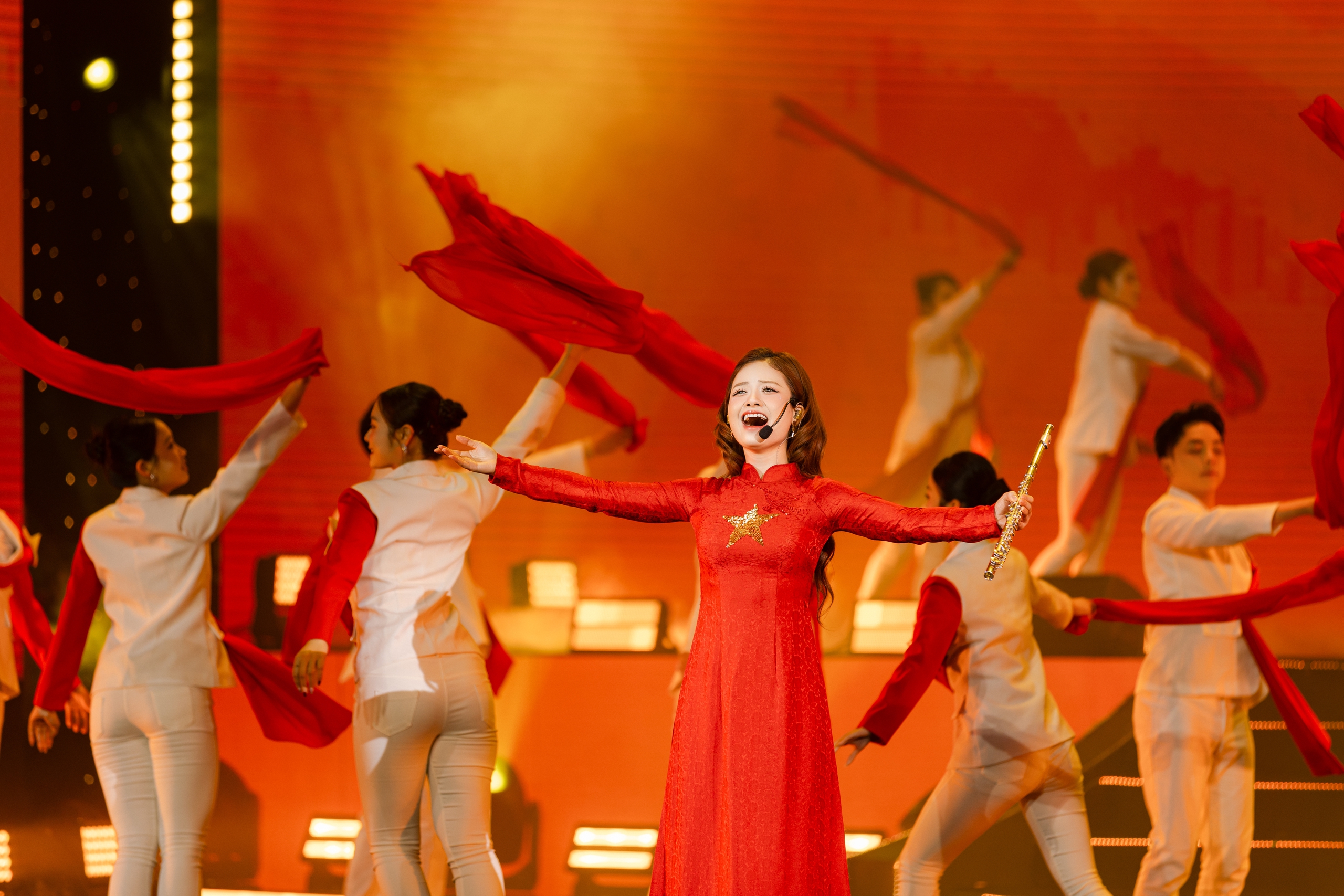 NSƯT Như Huỳnh, Võ Hạ Trâm gây xúc động trong chương trình nghệ thuật 'Xuân quê hương'- Ảnh 9.