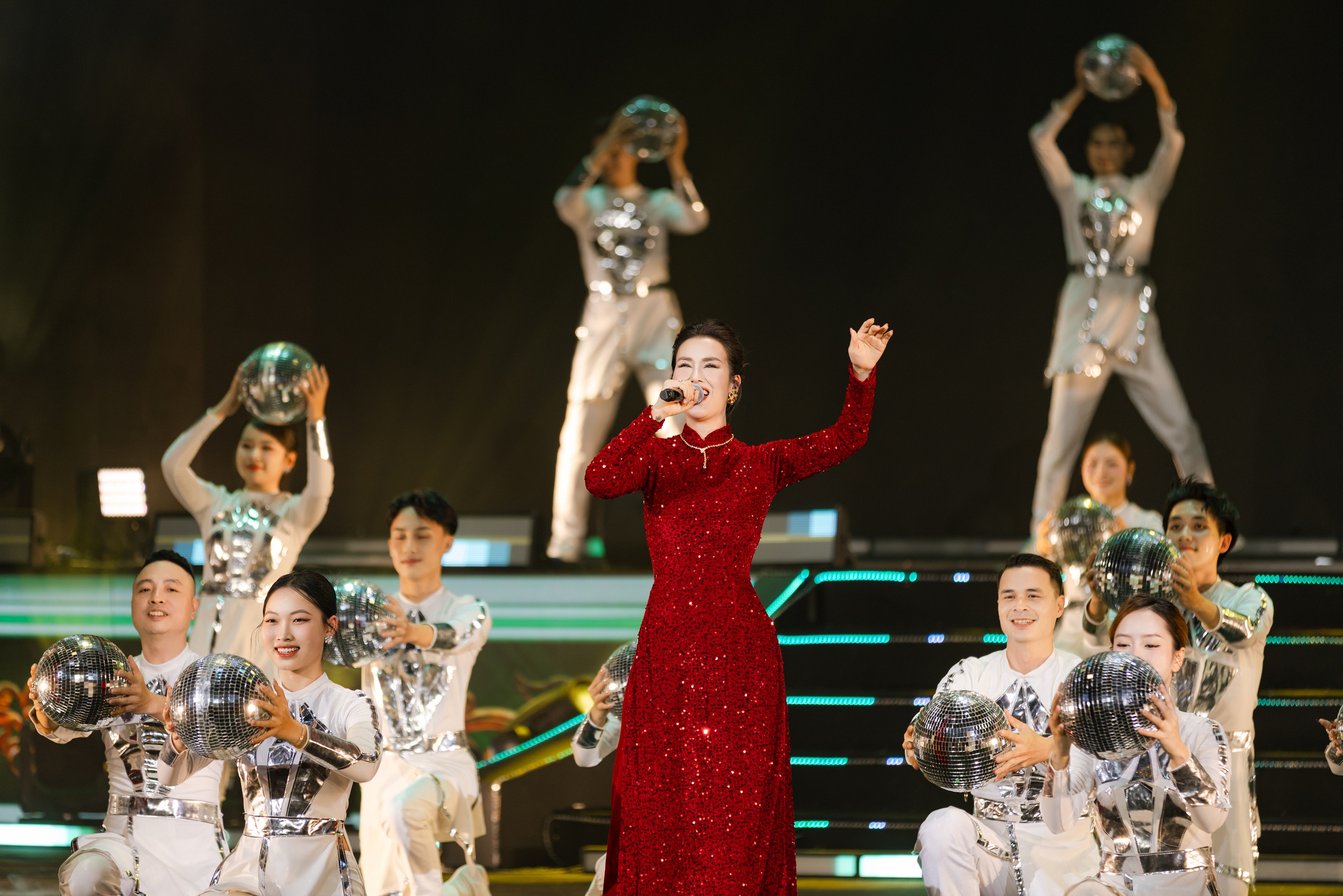 NSƯT Như Huỳnh, Võ Hạ Trâm gây xúc động trong chương trình nghệ thuật 'Xuân quê hương'- Ảnh 10.