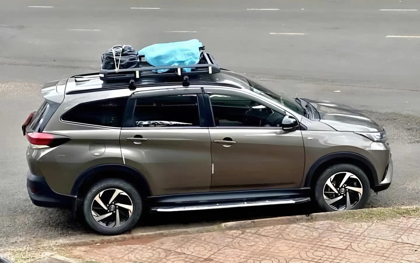 Chở hành lý trên nóc ô tô về quê ăn Tết: Có bị CSGT phạt? - Ảnh 1.