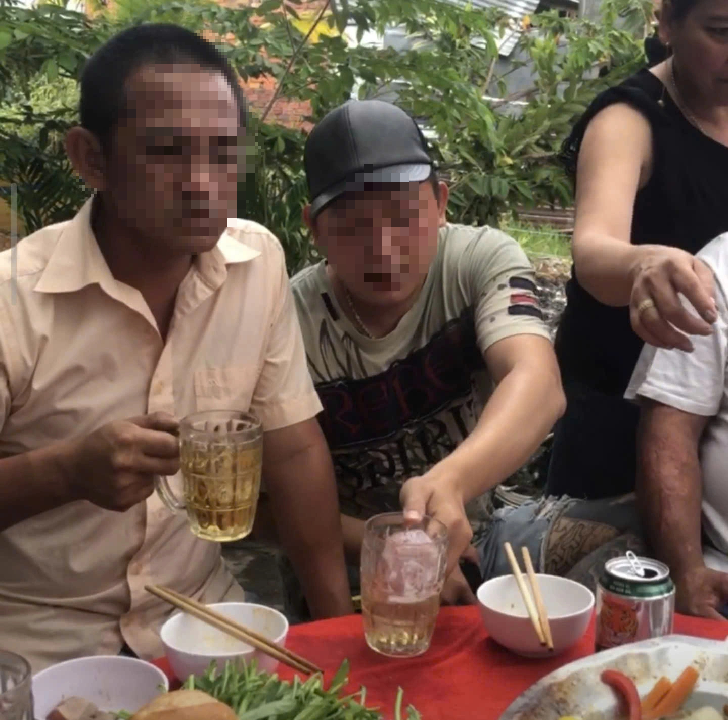 Ngày tết: Được mời rượu bia mừng xuân liên tục có thể gây căng thẳng ức chế- Ảnh 1.