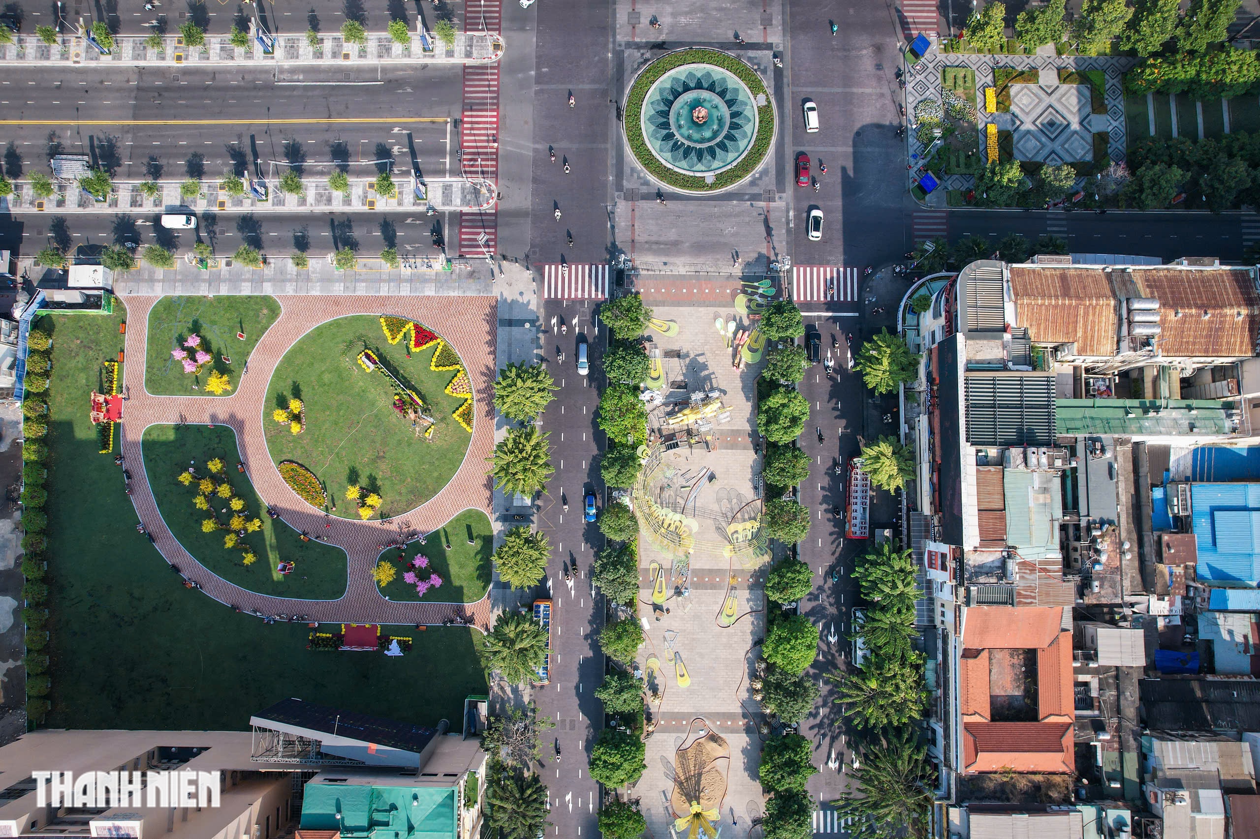 Check-in tết nơi đất v&agrave;ng thương x&aacute; Tax cạnh đường hoa Nguyễn Huệ ở TP.HCM- Ảnh 2.