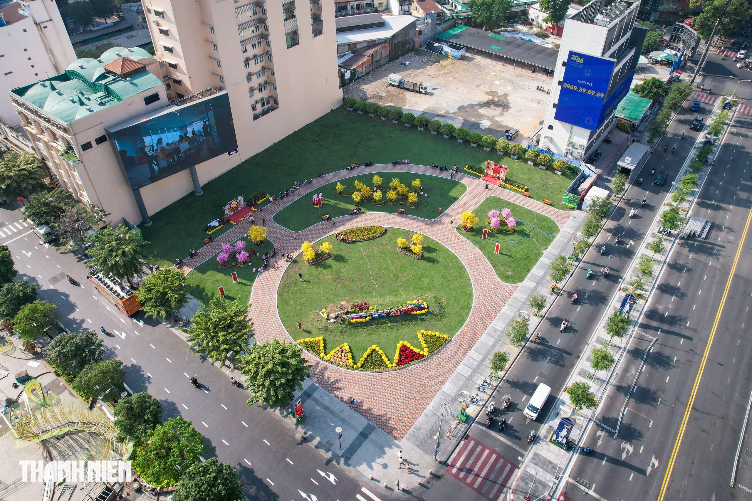 Check-in tết nơi đất v&agrave;ng thương x&aacute; Tax cạnh đường hoa Nguyễn Huệ ở TP.HCM- Ảnh 1.