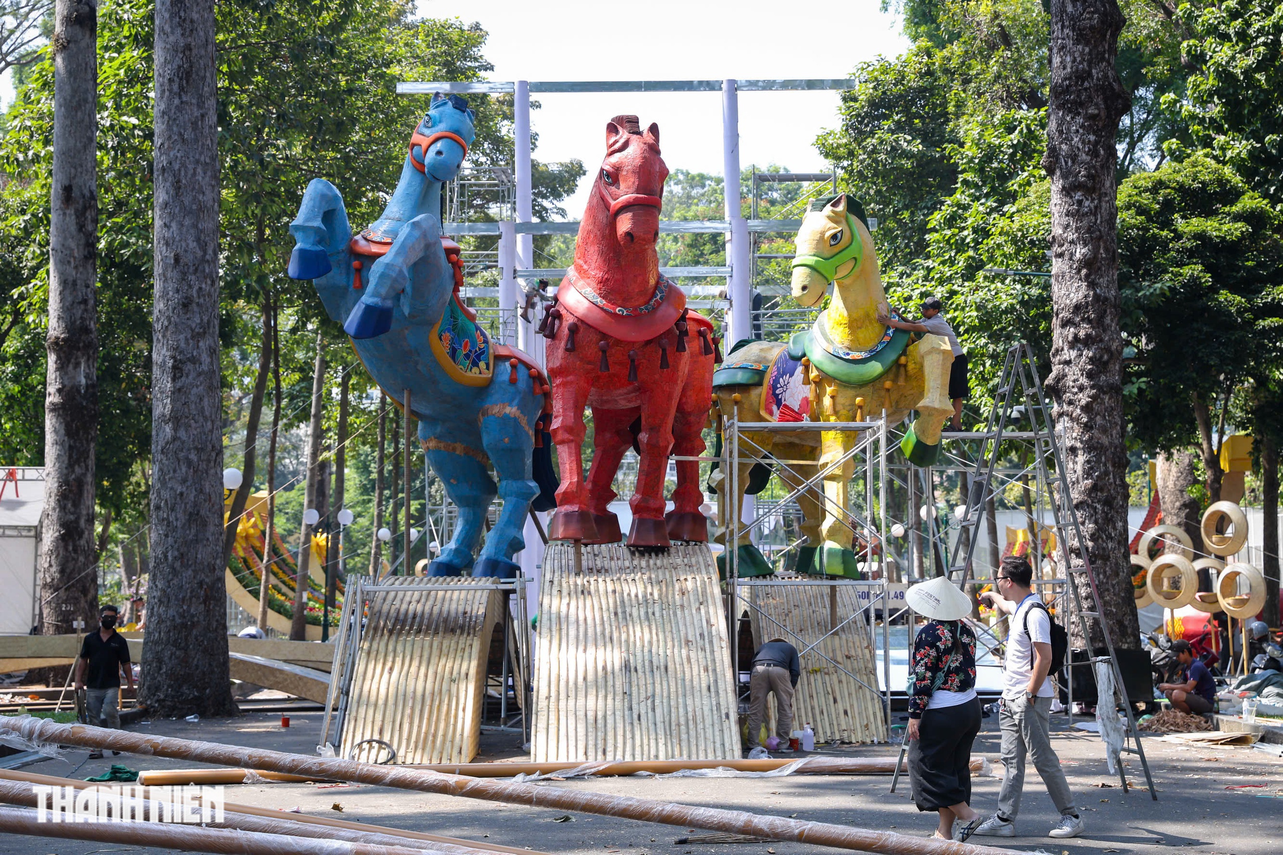 Hội hoa xu&acirc;n TP.HCM Tết B&iacute;nh Ngọ: Linh vật ngựa lộ diện ở c&ocirc;ng vi&ecirc;n Tao Đ&agrave;n- Ảnh 2.