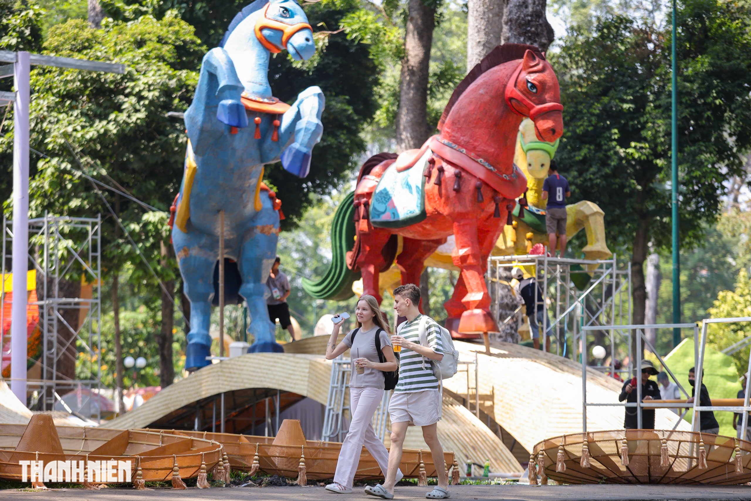 Hội hoa xu&acirc;n TP.HCM Tết B&iacute;nh Ngọ: Linh vật ngựa lộ diện ở c&ocirc;ng vi&ecirc;n Tao Đ&agrave;n- Ảnh 1.