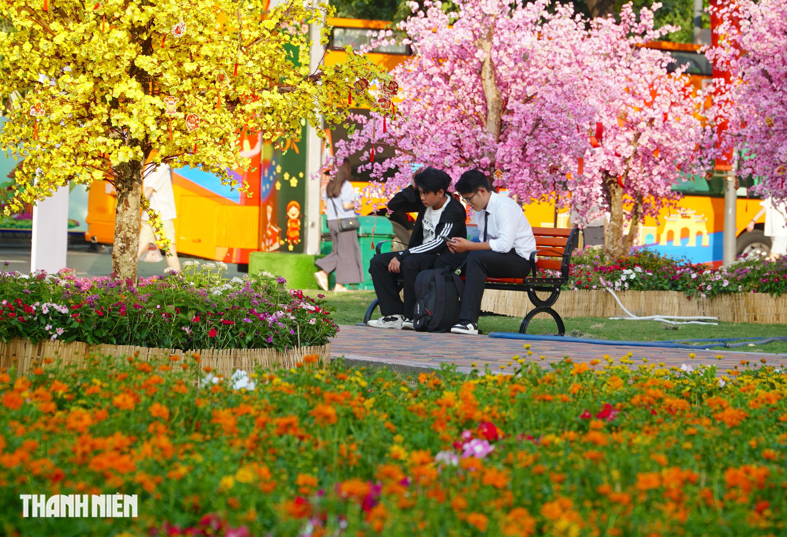 Check-in tết nơi đất v&agrave;ng thương x&aacute; Tax cạnh đường hoa Nguyễn Huệ ở TP.HCM- Ảnh 8.