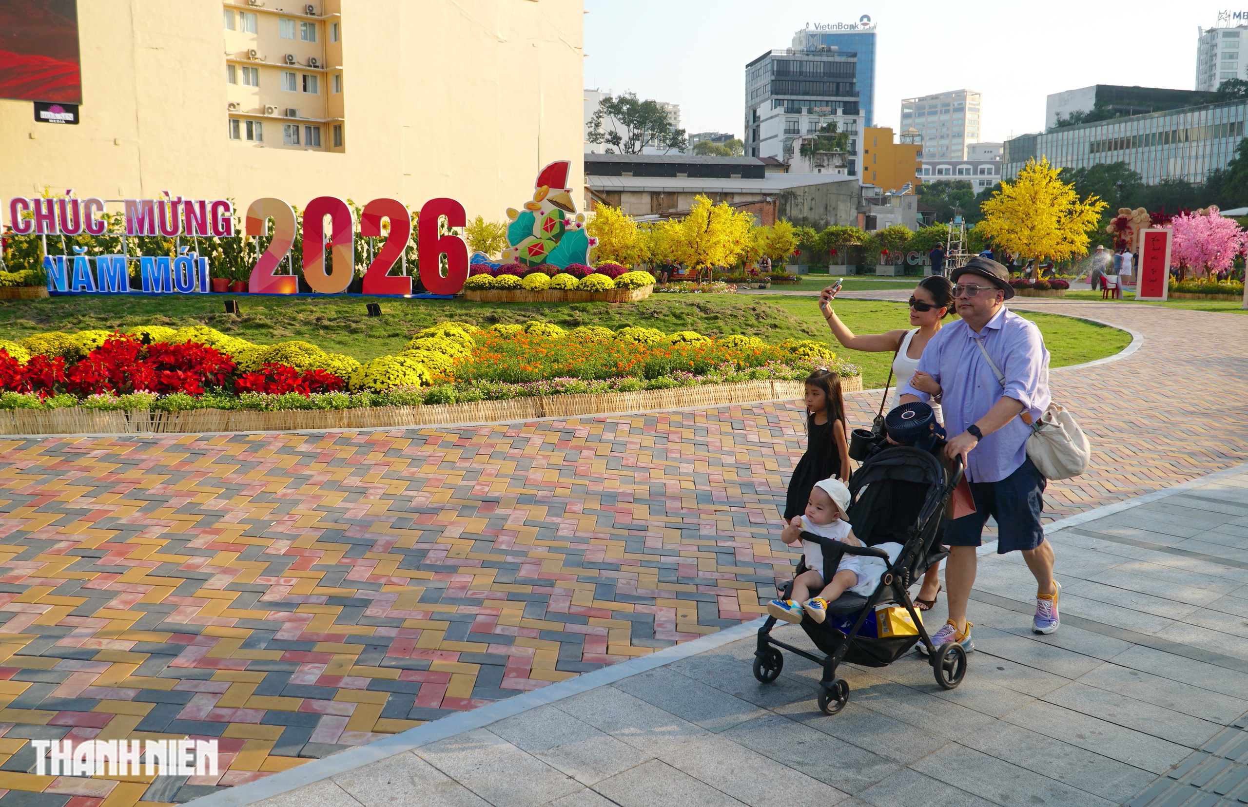 Check-in tết nơi đất v&agrave;ng thương x&aacute; Tax cạnh đường hoa Nguyễn Huệ ở TP.HCM- Ảnh 5.