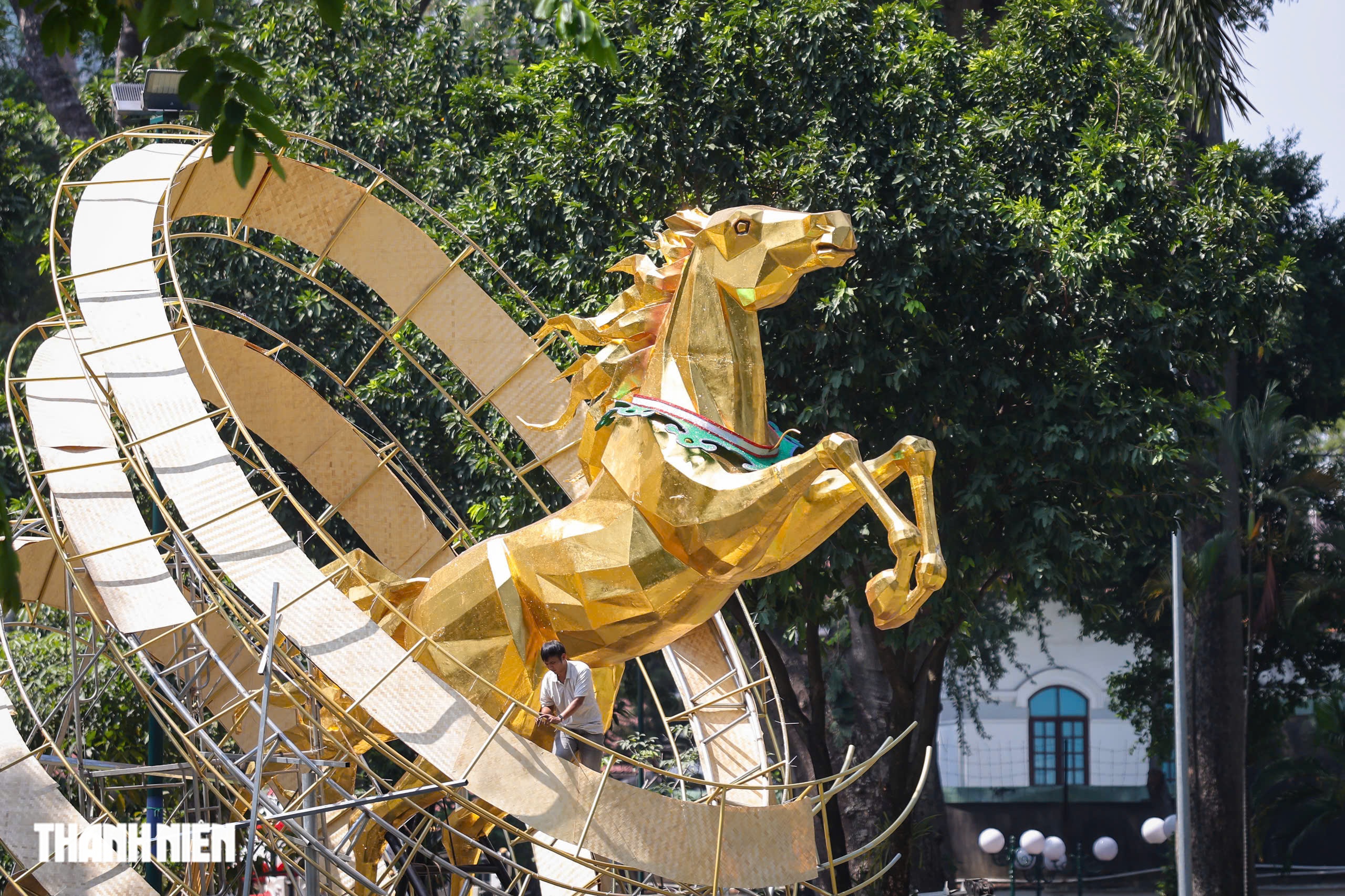 Hội hoa xu&acirc;n TP.HCM Tết B&iacute;nh Ngọ: Linh vật ngựa lộ diện ở c&ocirc;ng vi&ecirc;n Tao Đ&agrave;n- Ảnh 9.