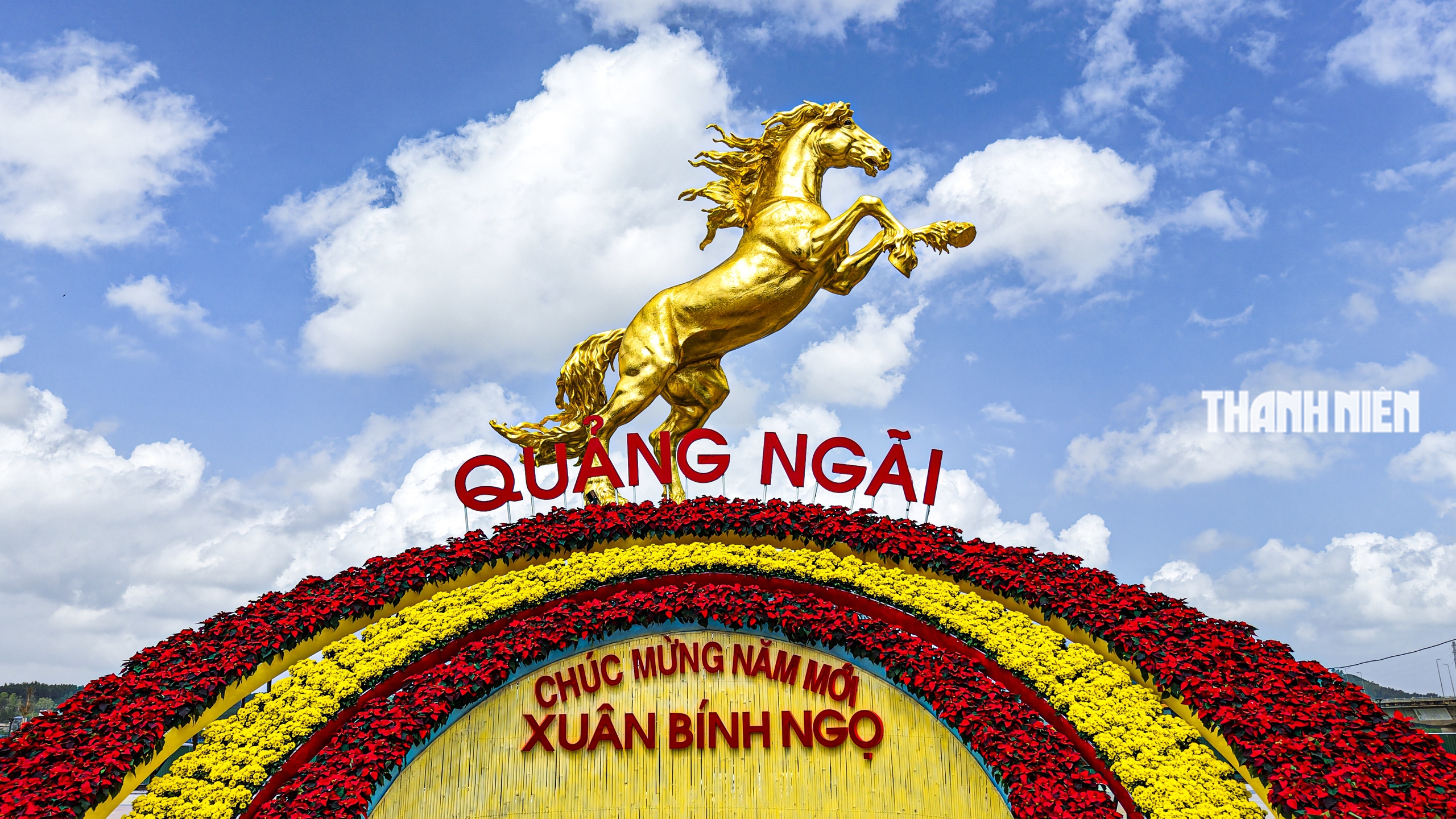 Ngựa v&agrave;ng Quảng Ng&atilde;i cao 10 m 'c&oacute; hồn' ở c&ocirc;ng vi&ecirc;n Ba Tơ- Ảnh 1.