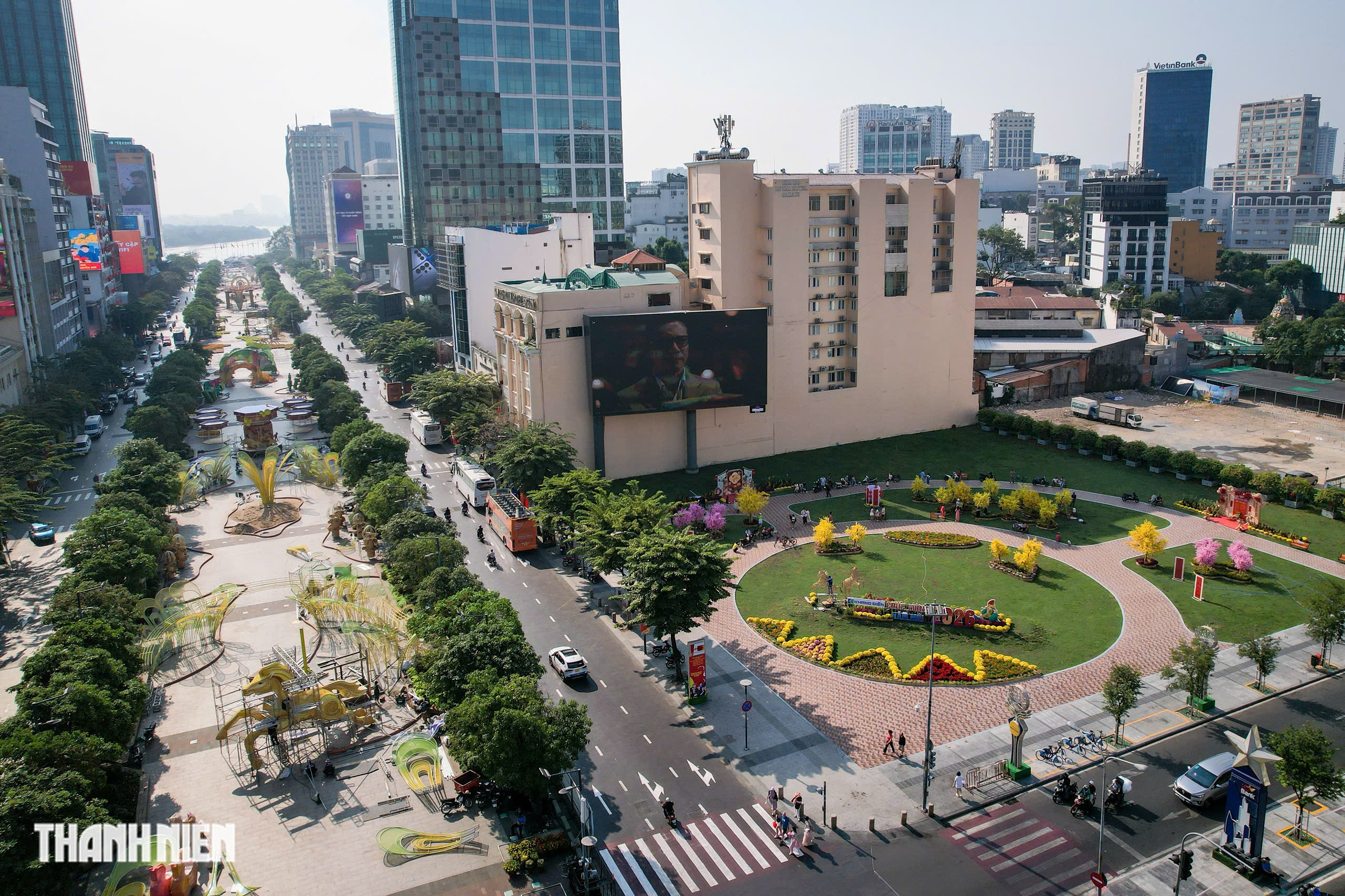 Check-in tết nơi đất v&agrave;ng thương x&aacute; Tax cạnh đường hoa Nguyễn Huệ ở TP.HCM- Ảnh 3.