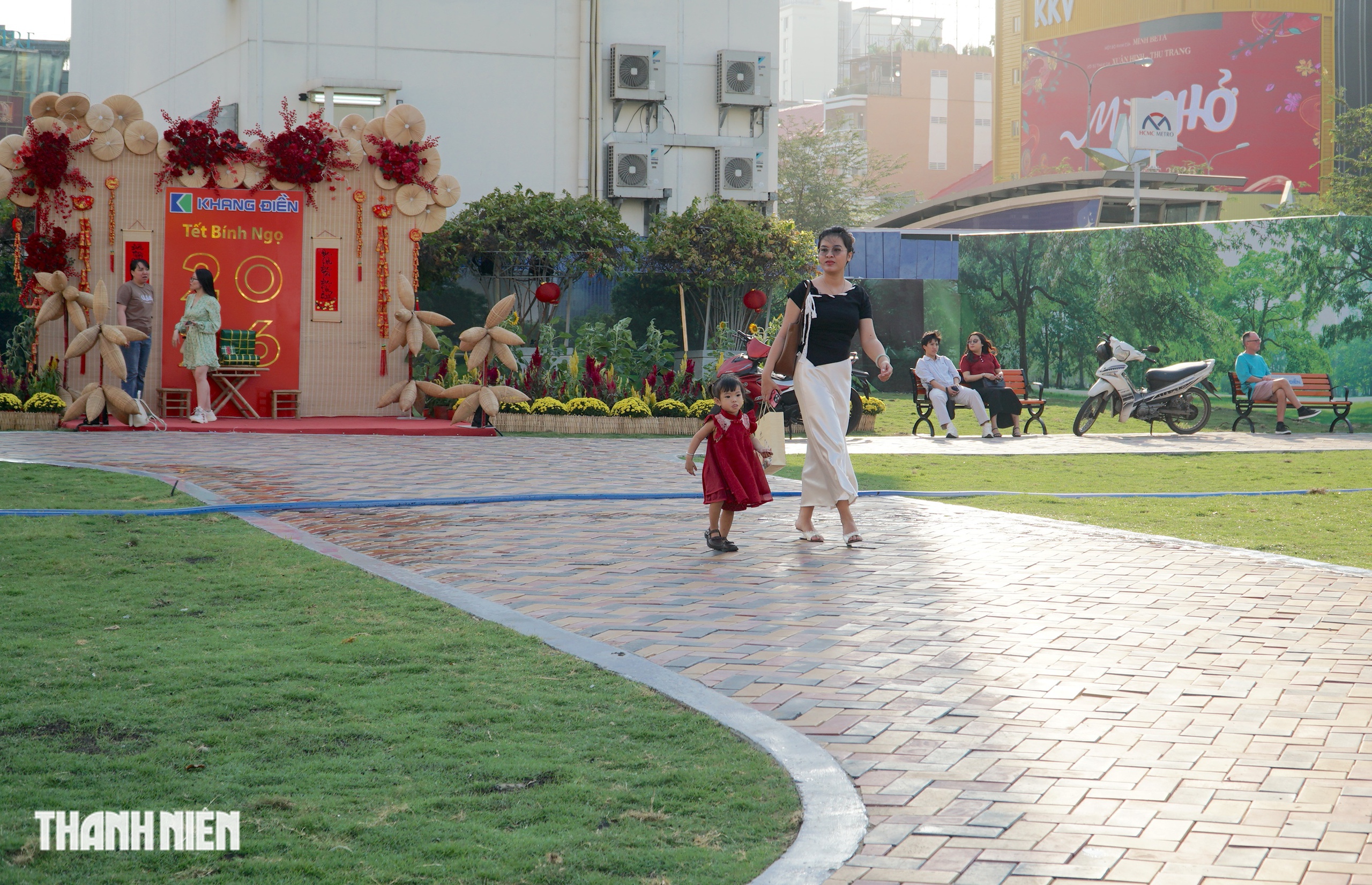 Check-in tết nơi đất v&agrave;ng thương x&aacute; Tax cạnh đường hoa Nguyễn Huệ ở TP.HCM- Ảnh 7.