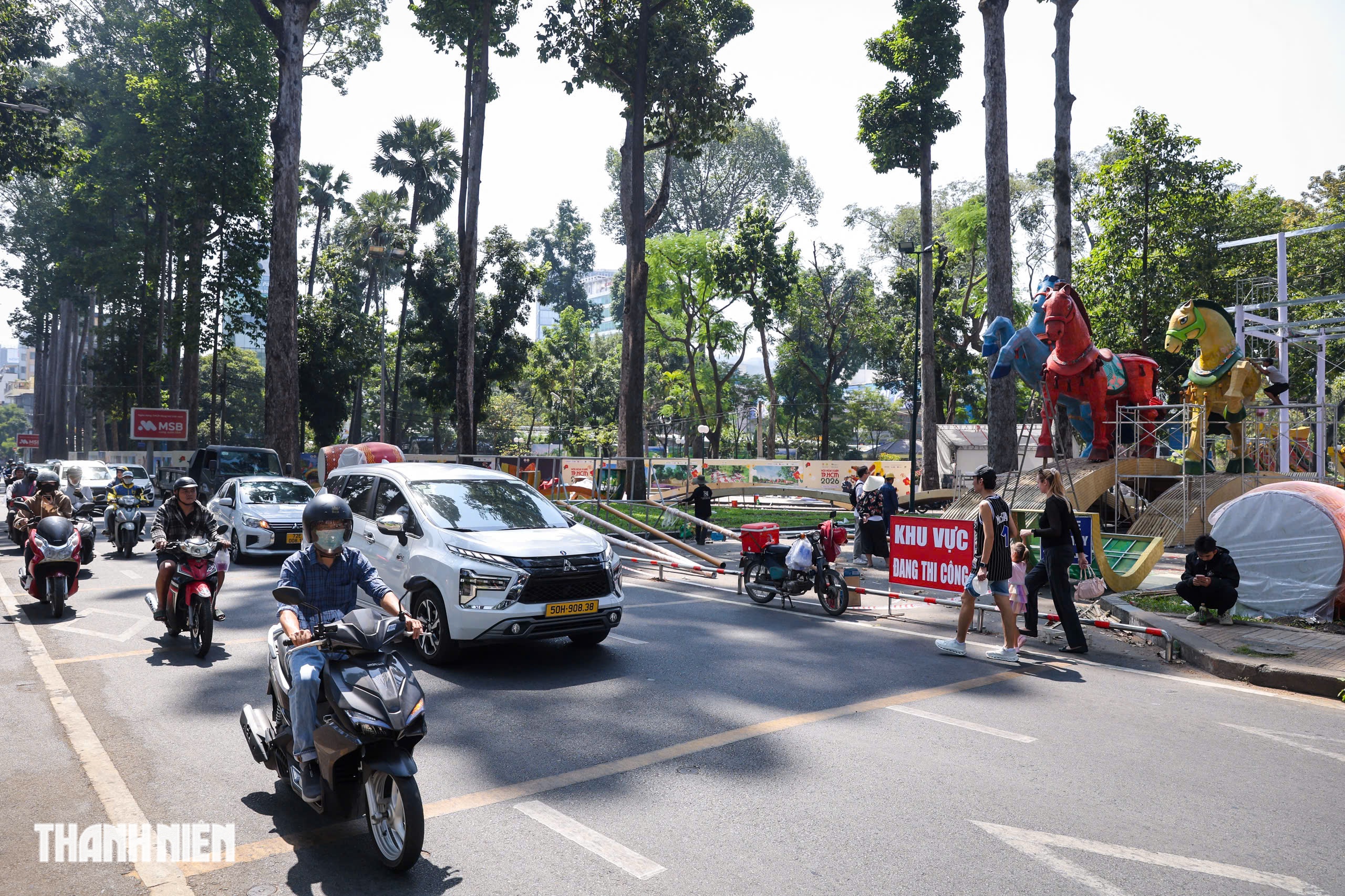 Hội hoa xu&acirc;n TP.HCM Tết B&iacute;nh Ngọ: Linh vật ngựa lộ diện ở c&ocirc;ng vi&ecirc;n Tao Đ&agrave;n- Ảnh 10.