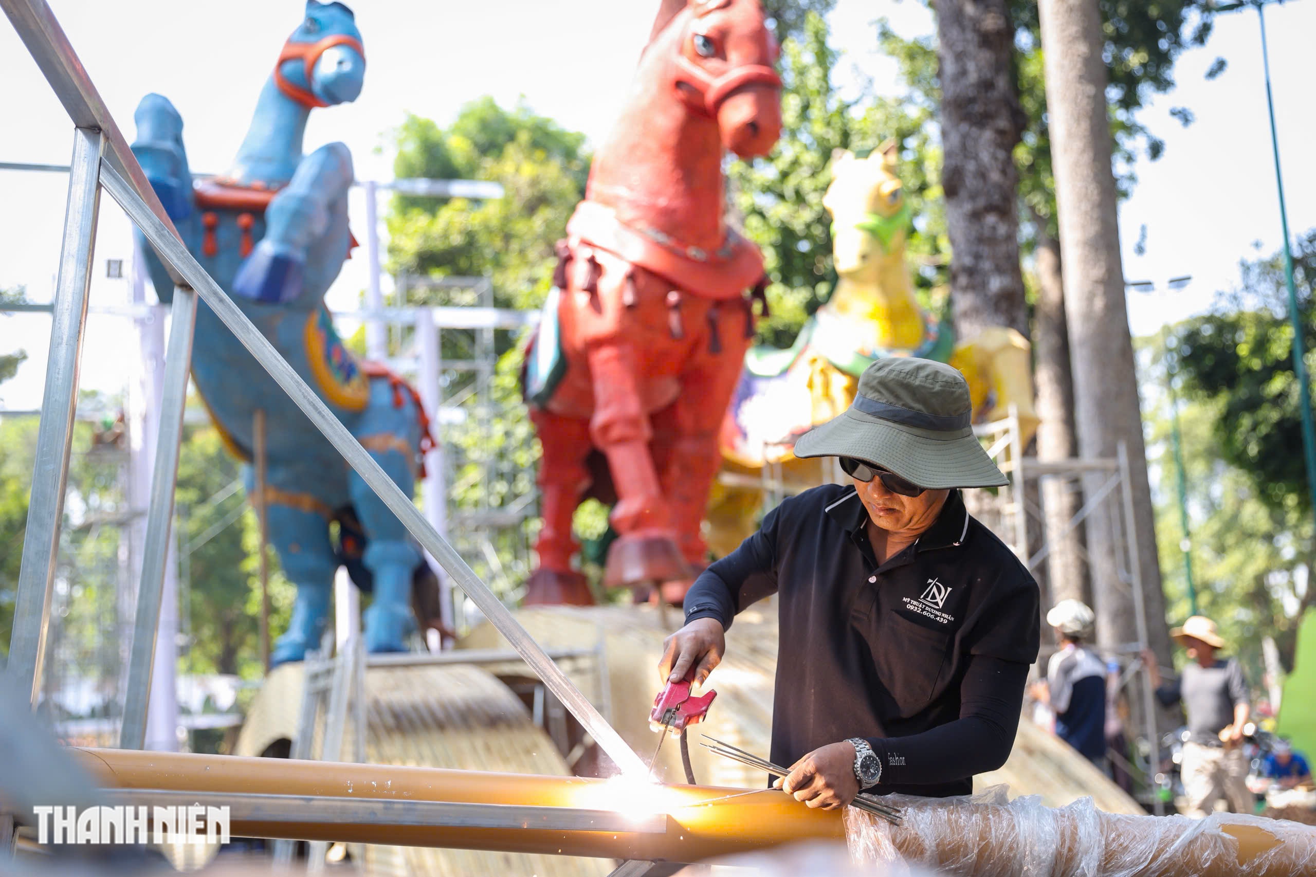 Hội hoa xu&acirc;n TP.HCM Tết B&iacute;nh Ngọ: Linh vật ngựa lộ diện ở c&ocirc;ng vi&ecirc;n Tao Đ&agrave;n- Ảnh 4.