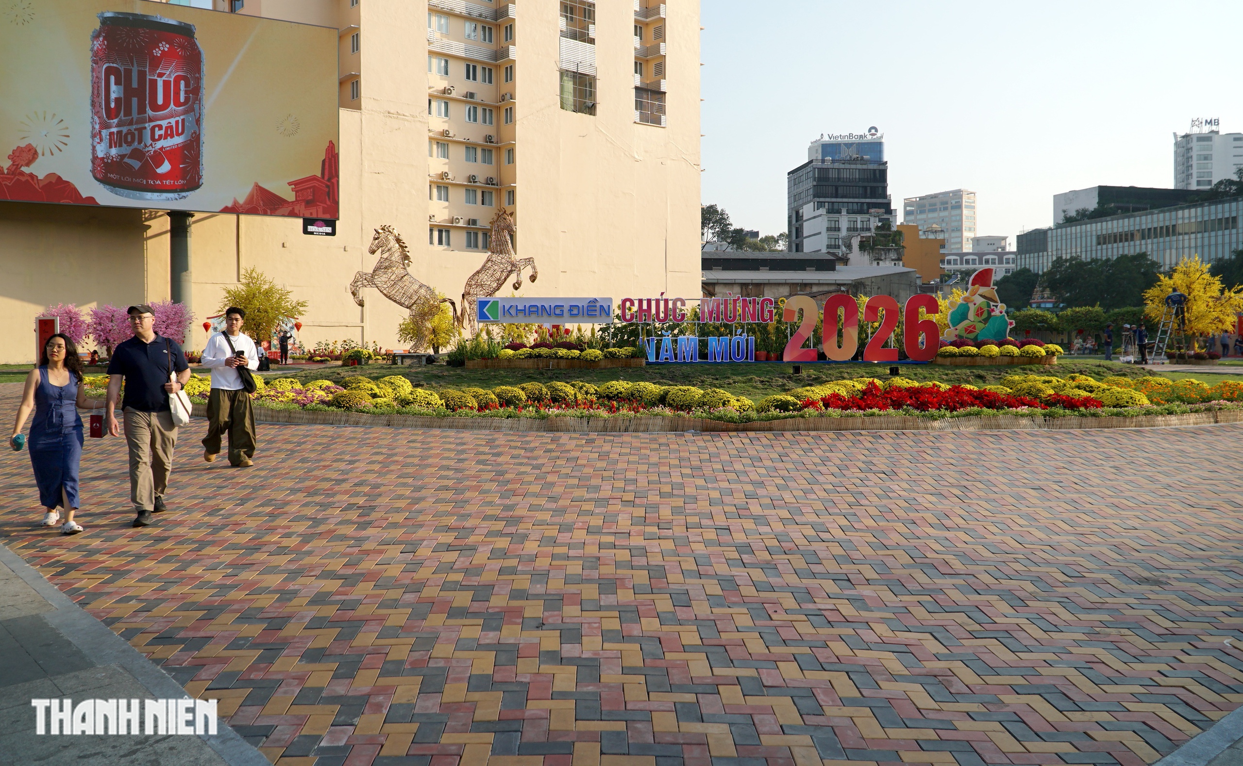 Check-in tết nơi đất v&agrave;ng thương x&aacute; Tax cạnh đường hoa Nguyễn Huệ ở TP.HCM- Ảnh 4.