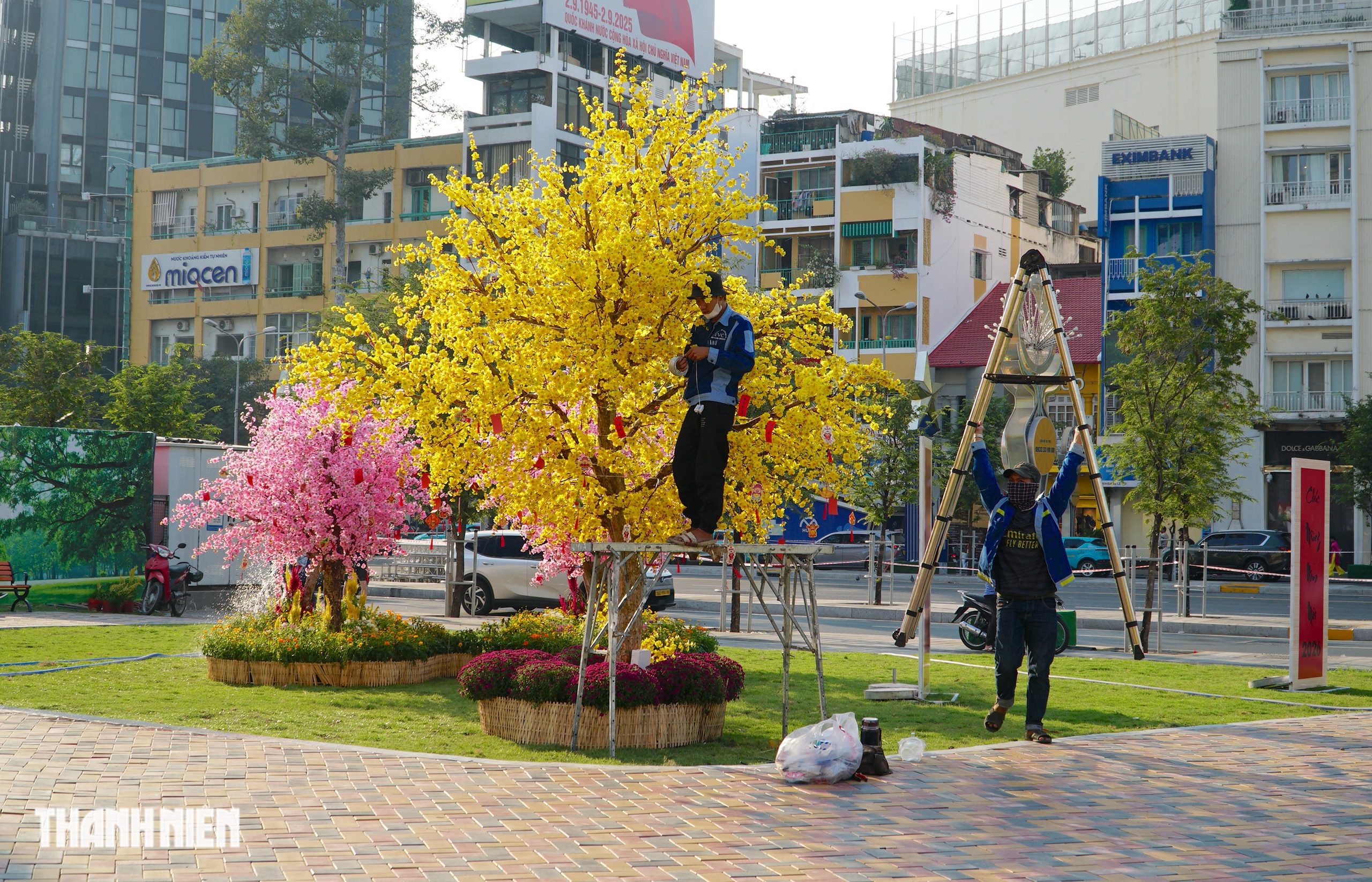 Check-in tết nơi đất v&agrave;ng thương x&aacute; Tax cạnh đường hoa Nguyễn Huệ ở TP.HCM- Ảnh 10.