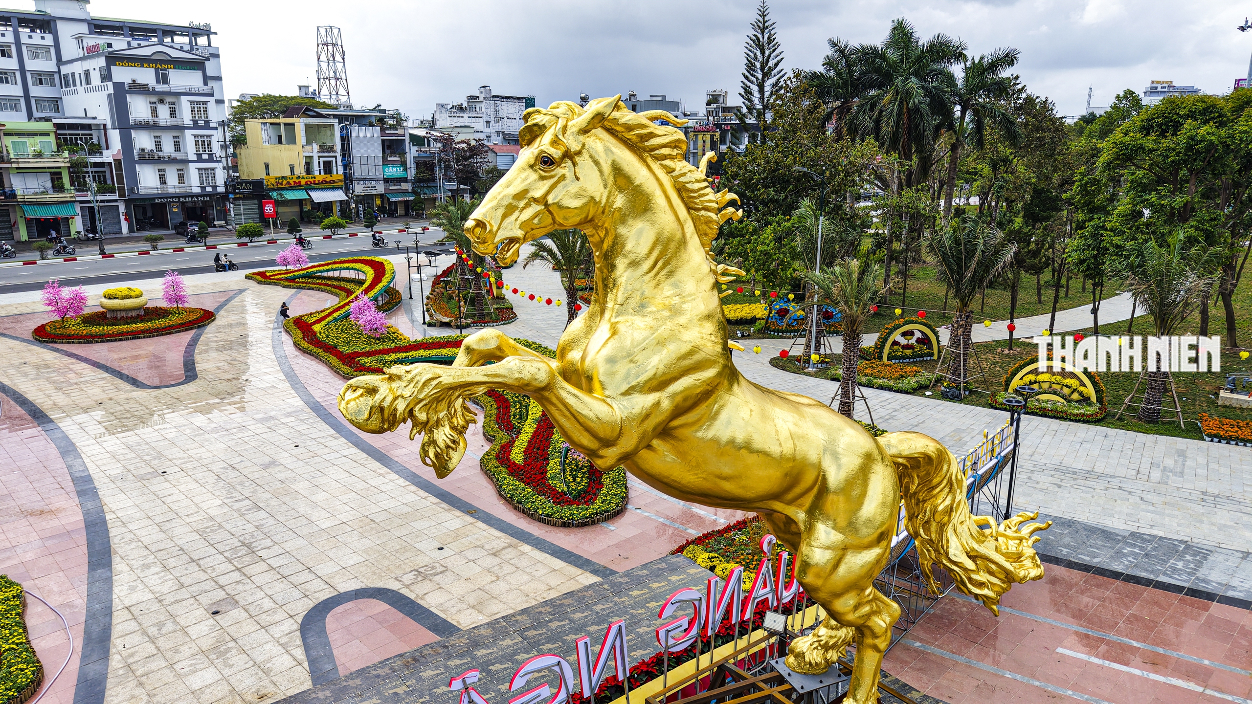 Ngựa v&agrave;ng Quảng Ng&atilde;i cao 10 m 'c&oacute; hồn' ở c&ocirc;ng vi&ecirc;n Ba Tơ- Ảnh 8.