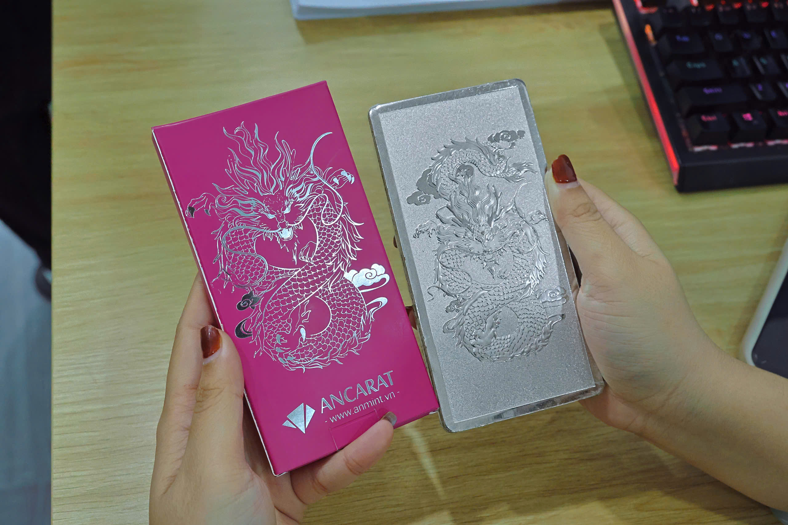 Giá bạc bật tăng, người 'đu đỉnh' vẫn lỗ khoảng 42 triệu đồng/kg- Ảnh 1.