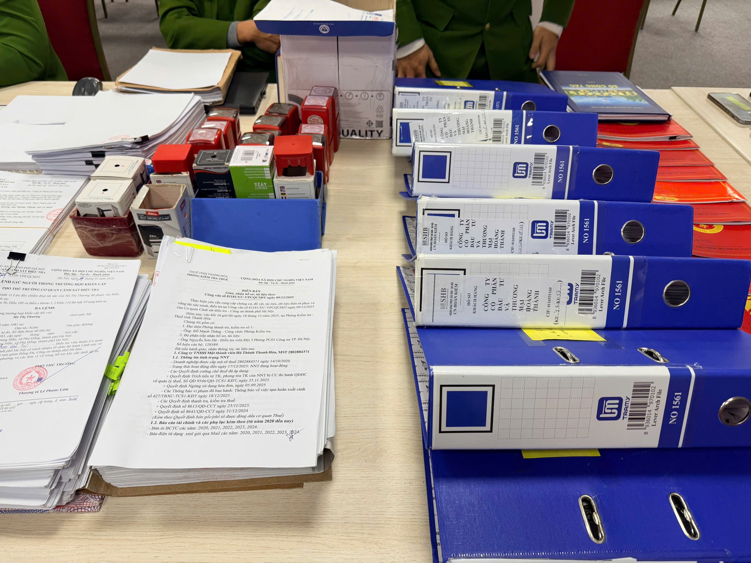 Khởi tố 9 người chiếm đoạt 318 tỉ đồng của 1 ngân hàng- Ảnh 4.