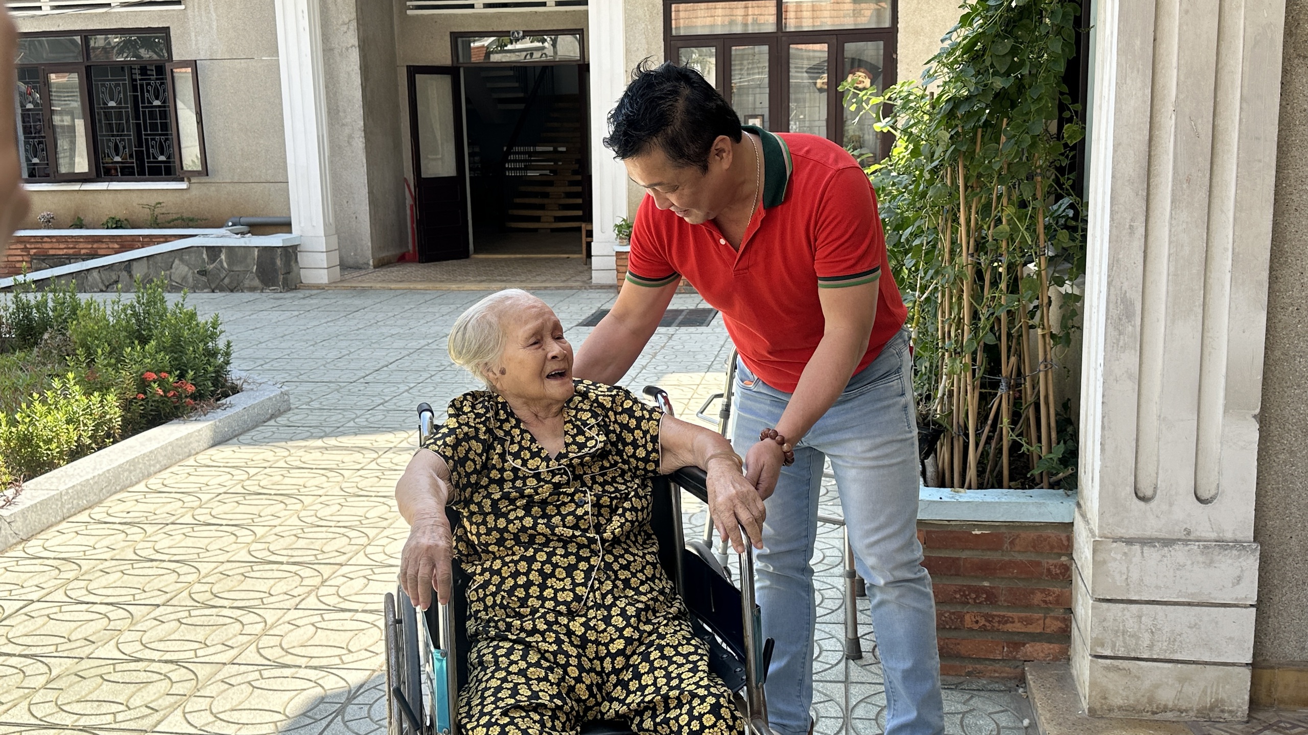 Lý Hùng nghẹn ngào khi cùng em gái Lý Hương thực hiện di nguyện của cha- Ảnh 2.