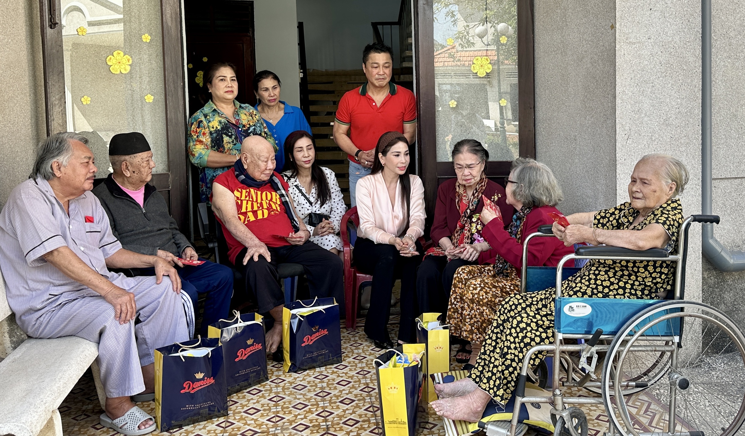 Lý Hùng nghẹn ngào khi cùng em gái Lý Hương thực hiện di nguyện của cha- Ảnh 1.