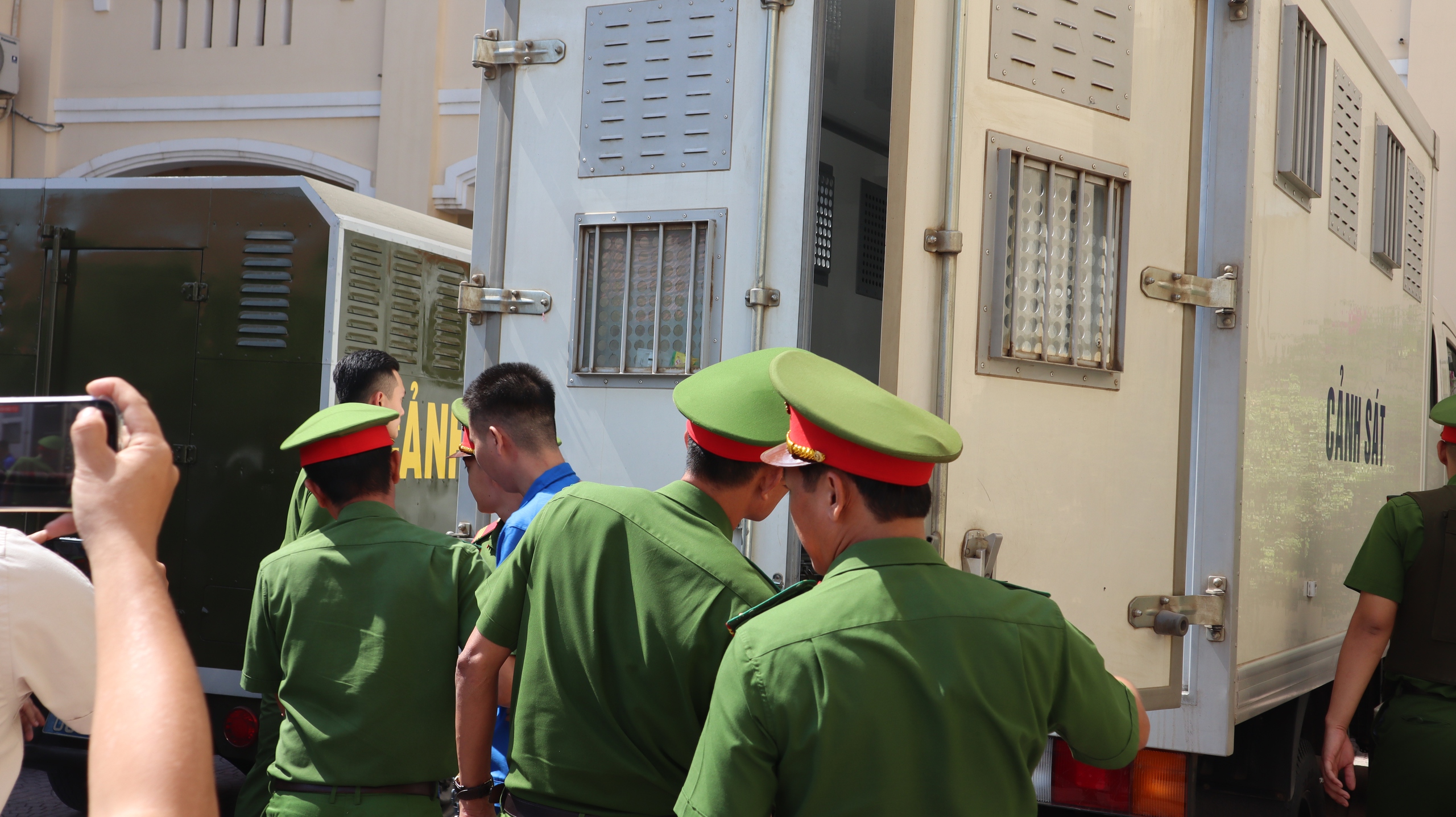 Kẻ thảm sát 3 người trong 1 gia đình ở Đồng Nai xuất hiện tại tòa- Ảnh 3.