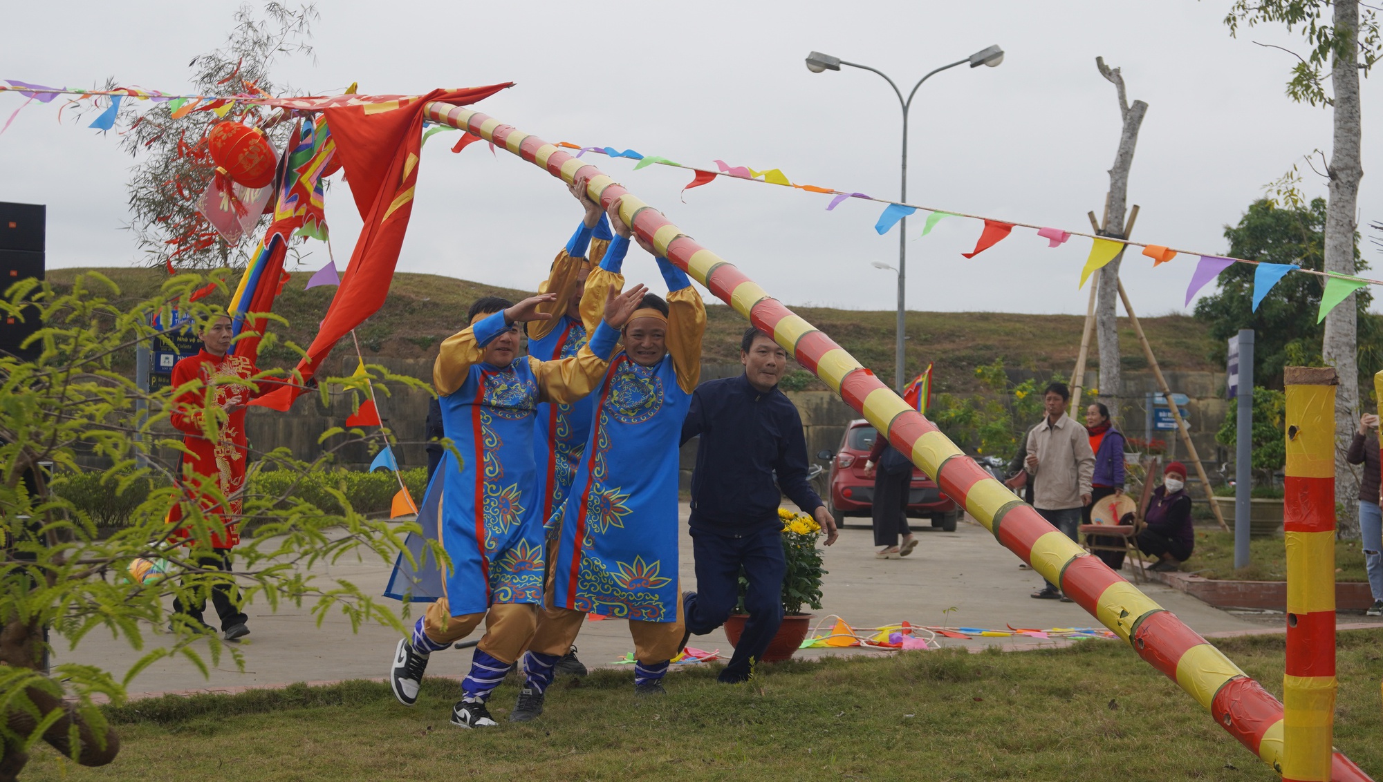 Thượng n&ecirc;u đ&oacute;n tết ở Th&agrave;nh nh&agrave; Hồ- Ảnh 1.