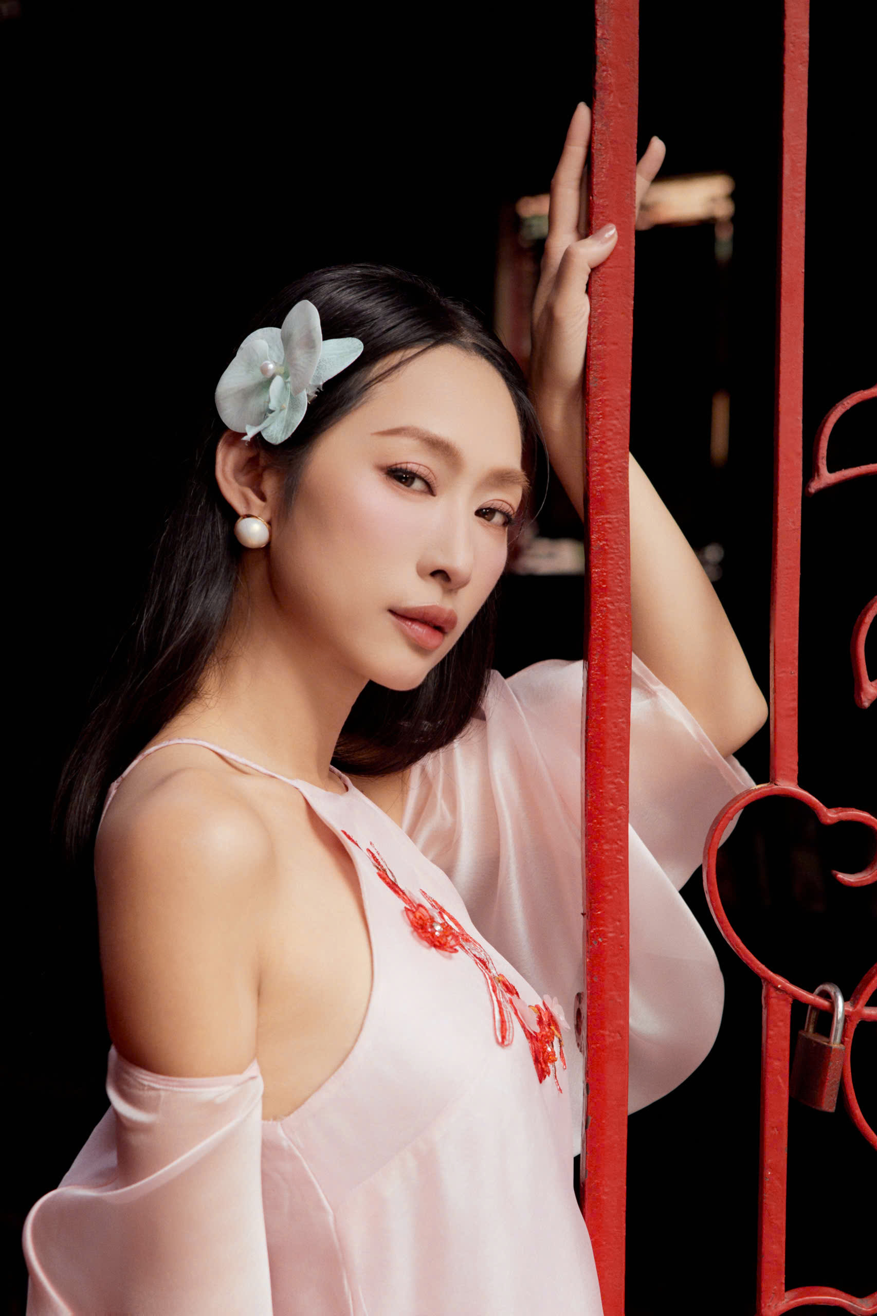 'Biểu tượng gợi cảm' thập ni&ecirc;n 2000 Quỳnh Thy giờ ra sao?- Ảnh 11.